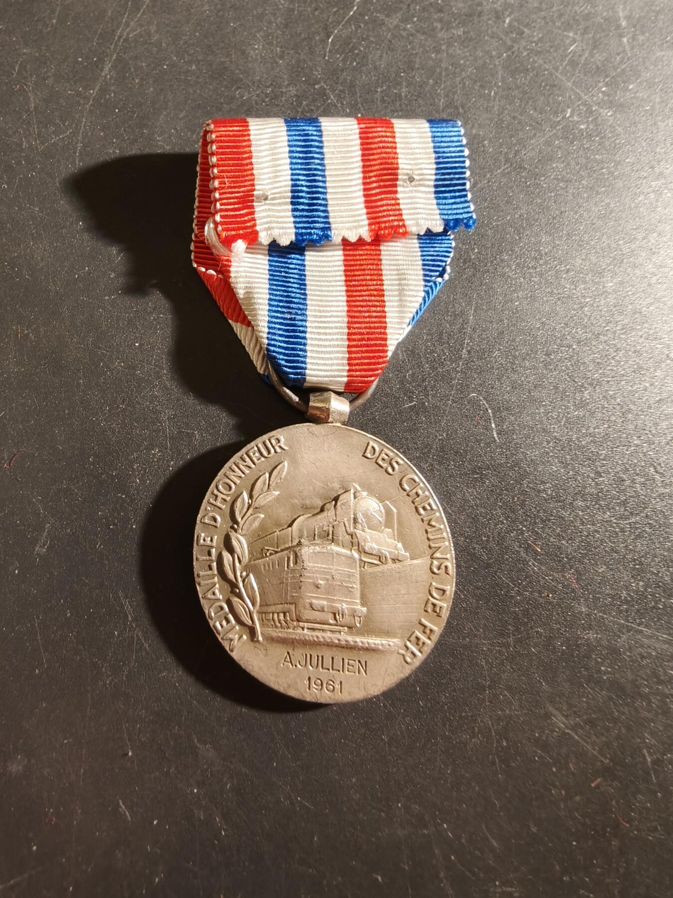 老王徽章第186期 法国银级铁路服务奖章   1961年实发