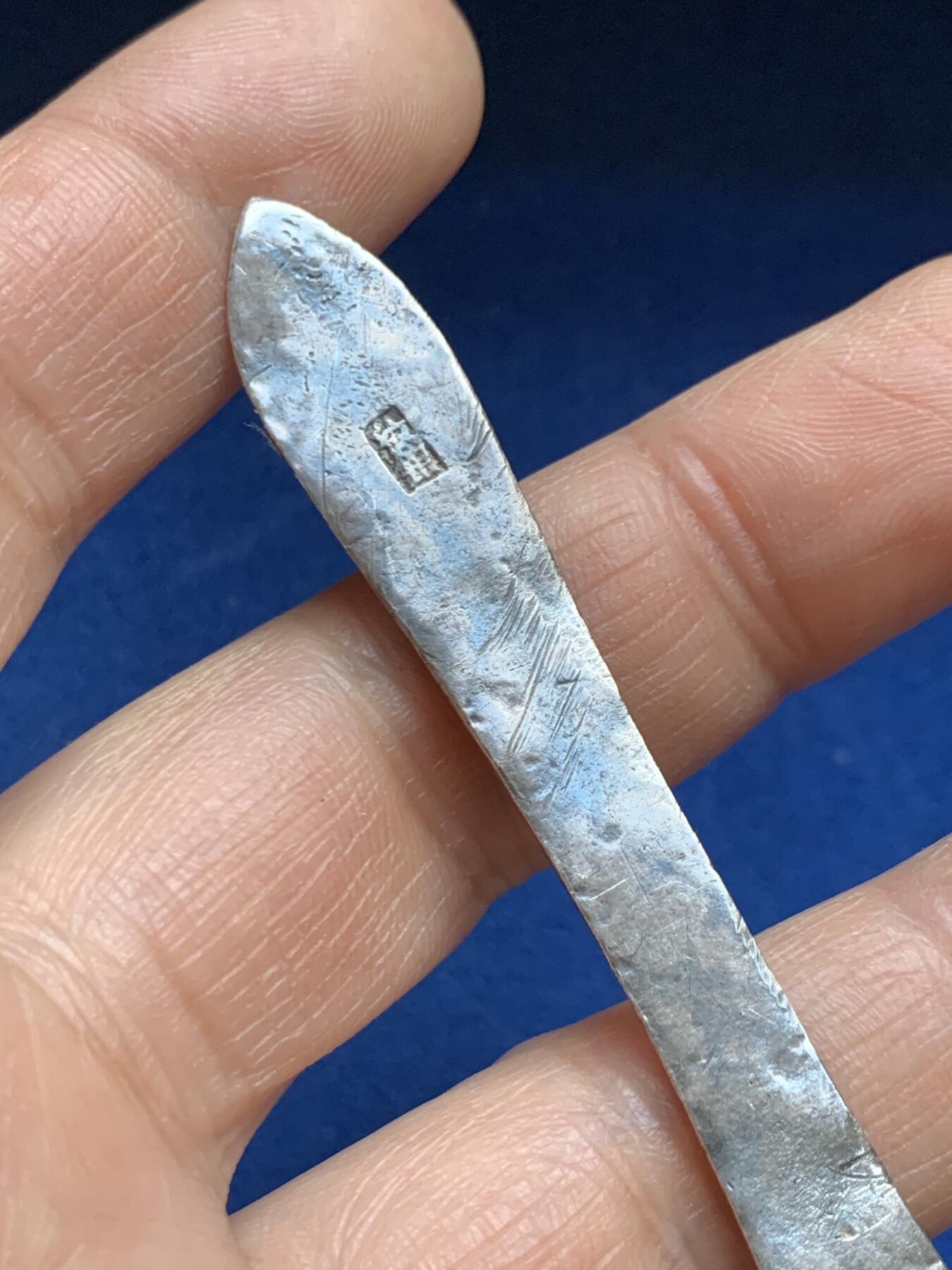 《竞宝斋》第469场 周日，周一 2场连拍 （全场包邮）欢迎送拍 精美老银钗一支，花纹精美，满工带款，约9.45g