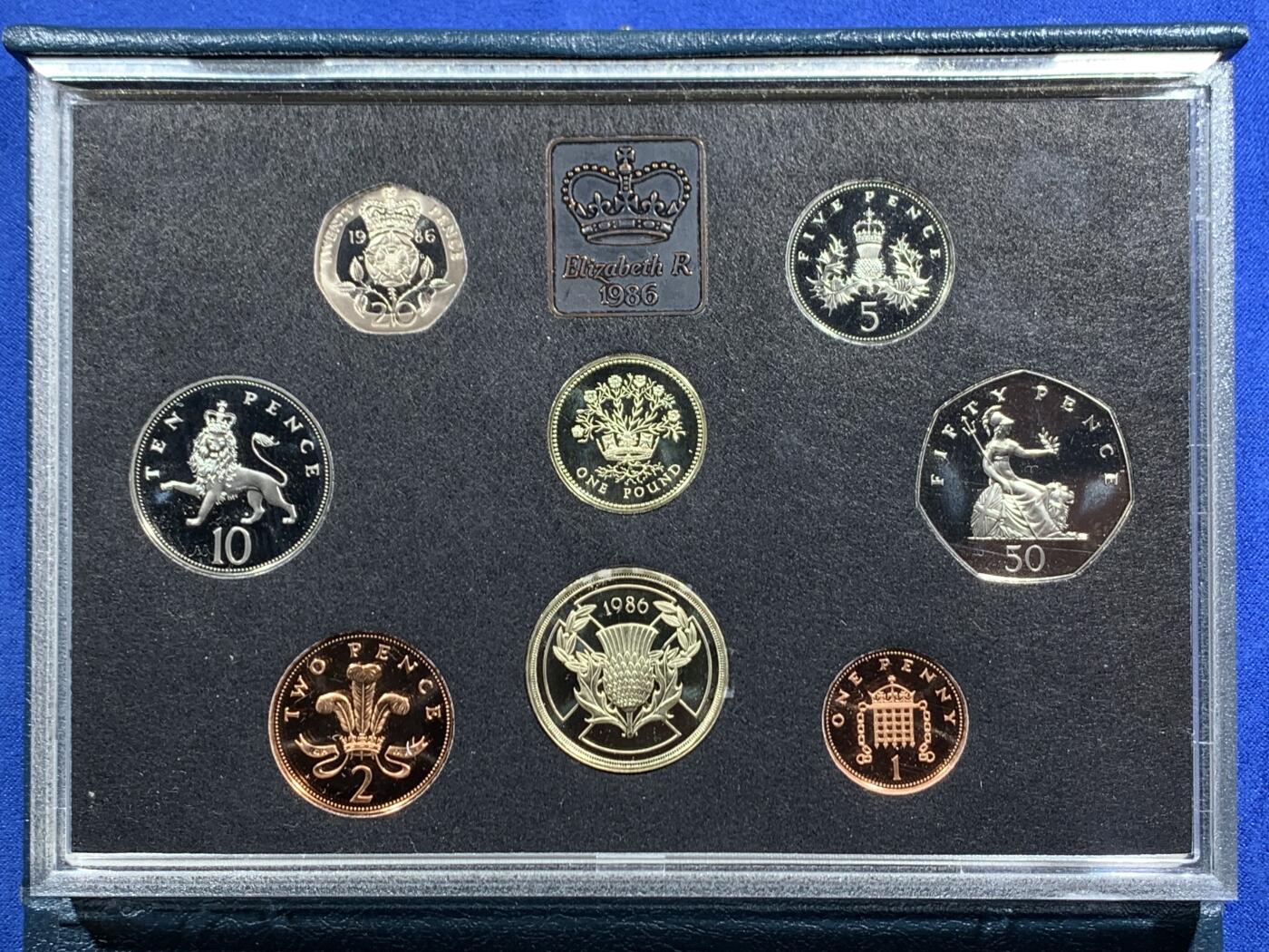 《竞宝斋》第469场 周日，周一 2场连拍 （全场包邮）欢迎送拍 英国1986年精制套币，1枚2英镑爱丁堡运动会精制纪念币，1枚1英镑北爱尔兰亚麻精制纪念币，8枚币，品相精美，高档盒装。