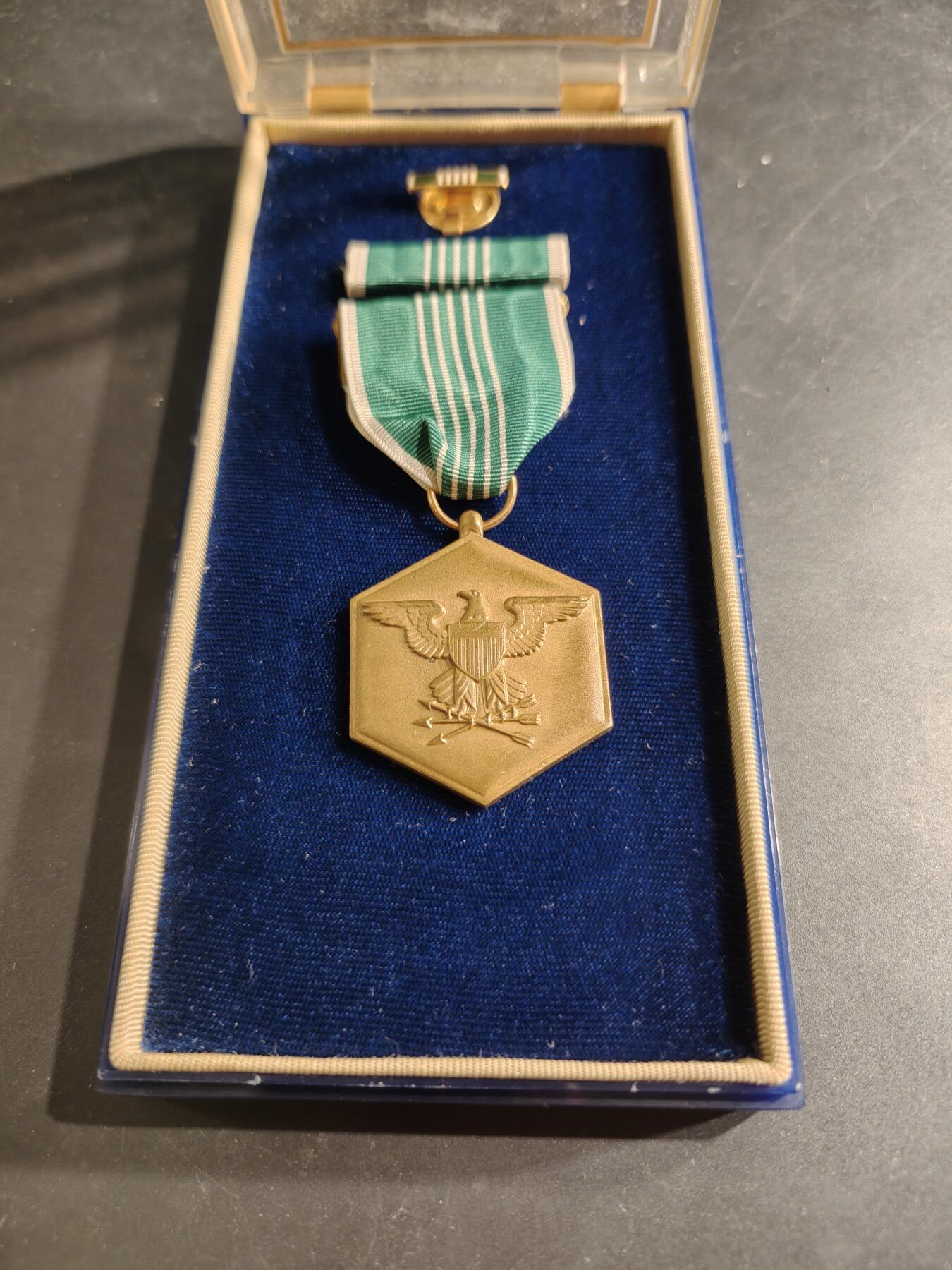 老王徽章第186期 美国陆军军事功绩奖章 原盒带略和珐琅略 少见全套   实发带名字