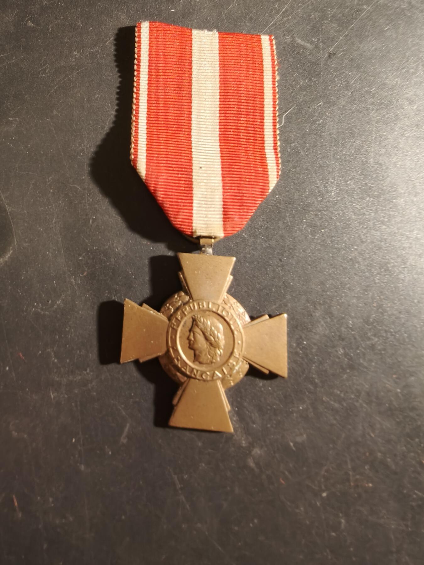 老王徽章第186期 法国海外行动版战斗十字奖章