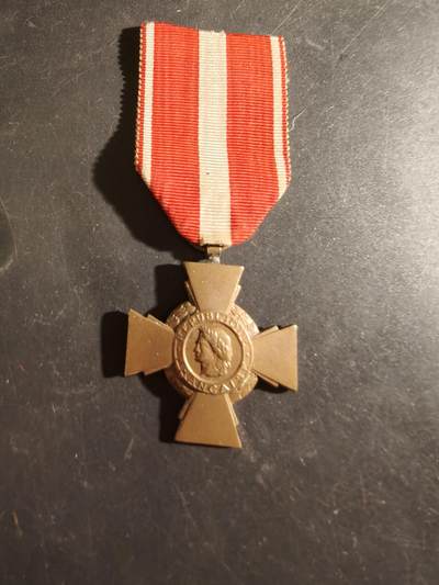 老王徽章第186期 - 法国海外行动版战斗十字奖章