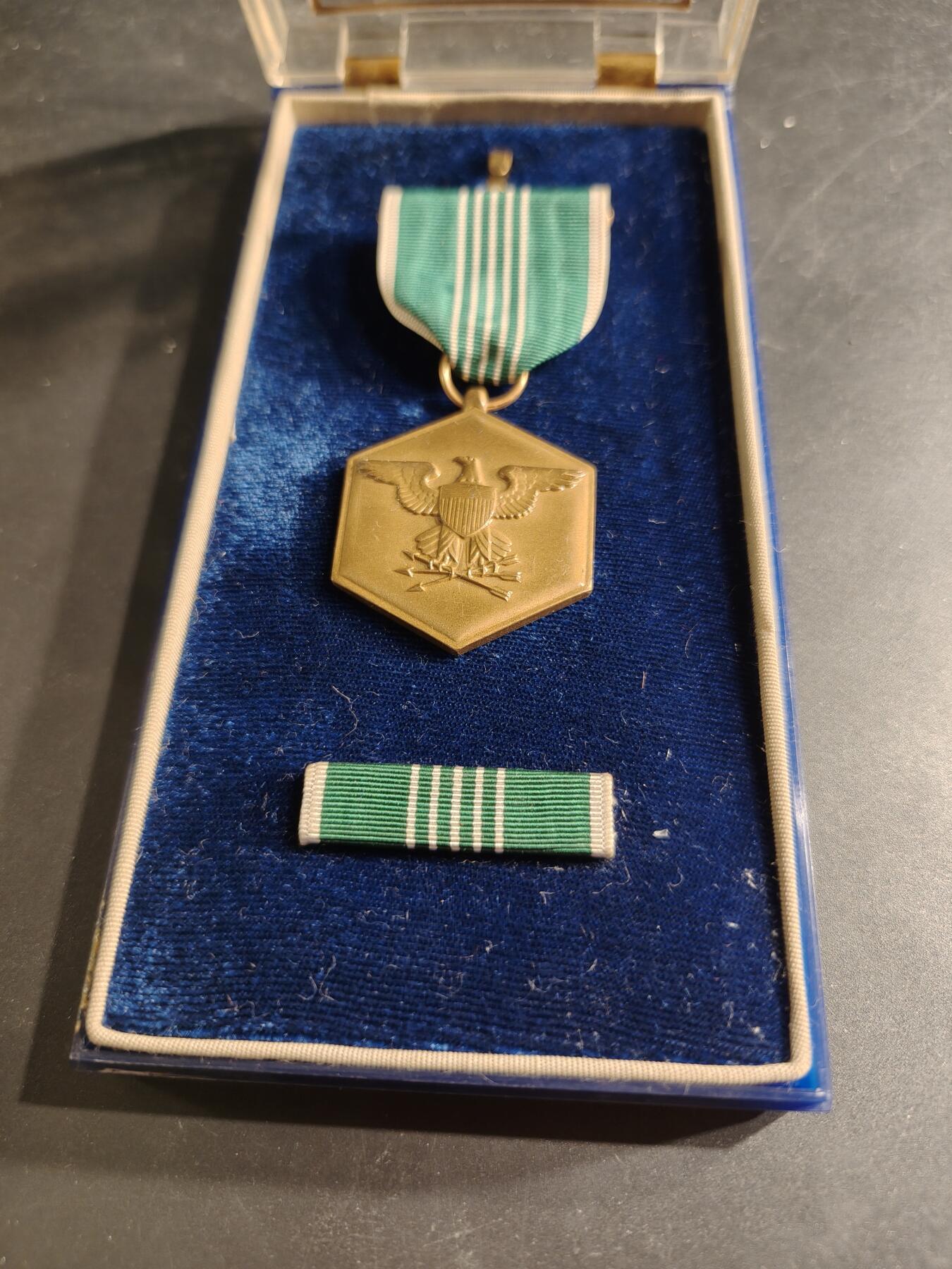 老王徽章第186期 美国陆军军事功绩奖章 原盒带略和珐琅略 少见全套   