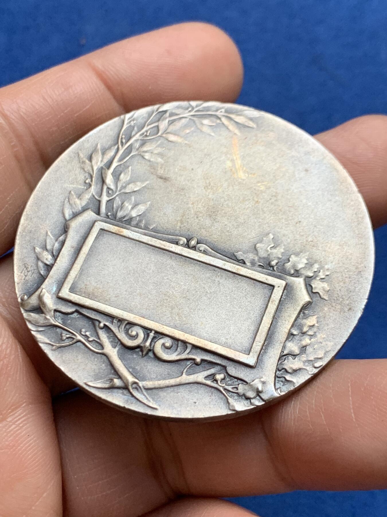 《竞宝斋》第469场 周日，周一 2场连拍 （全场包邮）欢迎送拍 法国畜牧业镀银铜章 51.75克 49.2mm 三角铜标边铭 带盒