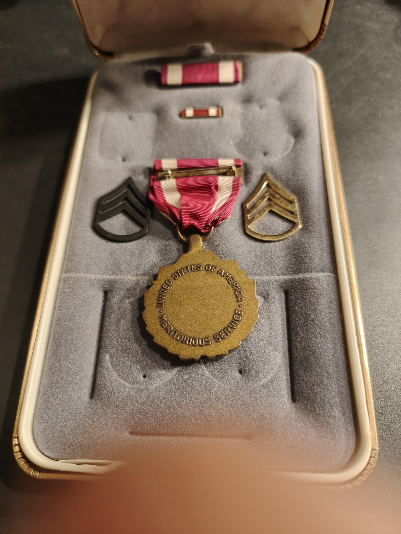 老王徽章第186期 美国功绩服务奖章 原盒带略和珐琅略 少见全套   带一组金属军衔