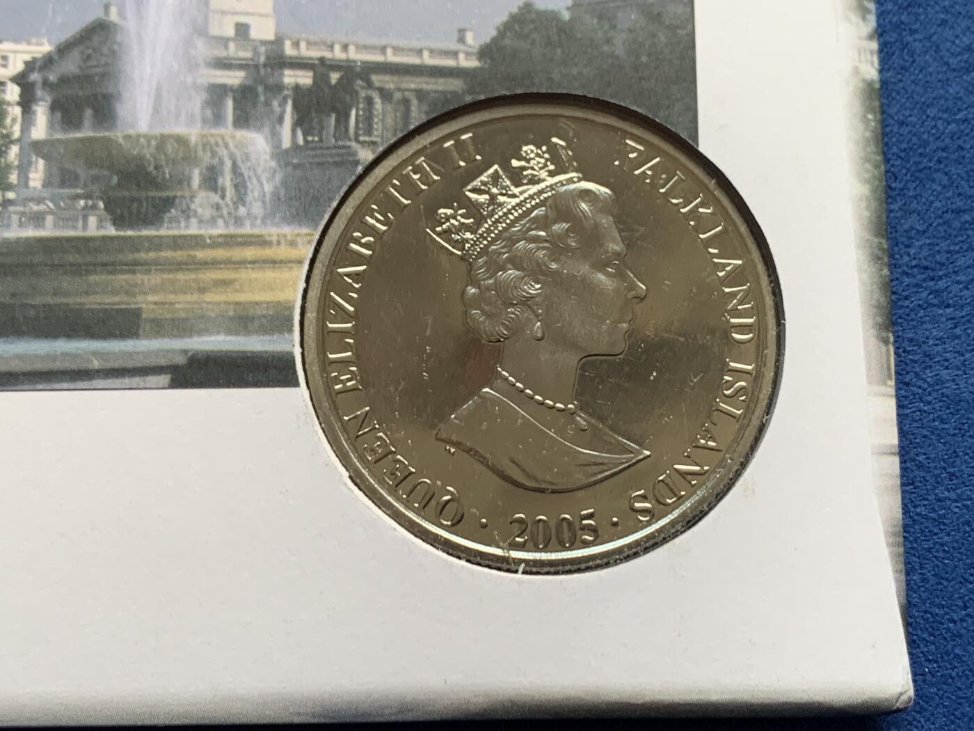 《竞宝斋》第469场 周日，周一 2场连拍 （全场包邮）欢迎送拍 英国福克兰群岛2005年国家肖像画廊150周年1克朗纪念币，邮币封，附10张邮票