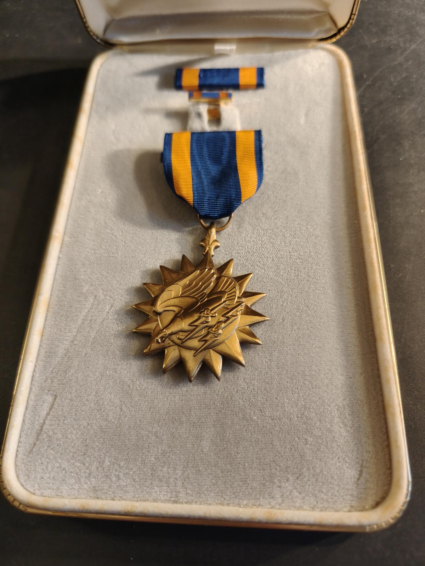 老王徽章第186期 美国空中奖章 原盒带略和珐琅略 少见全套