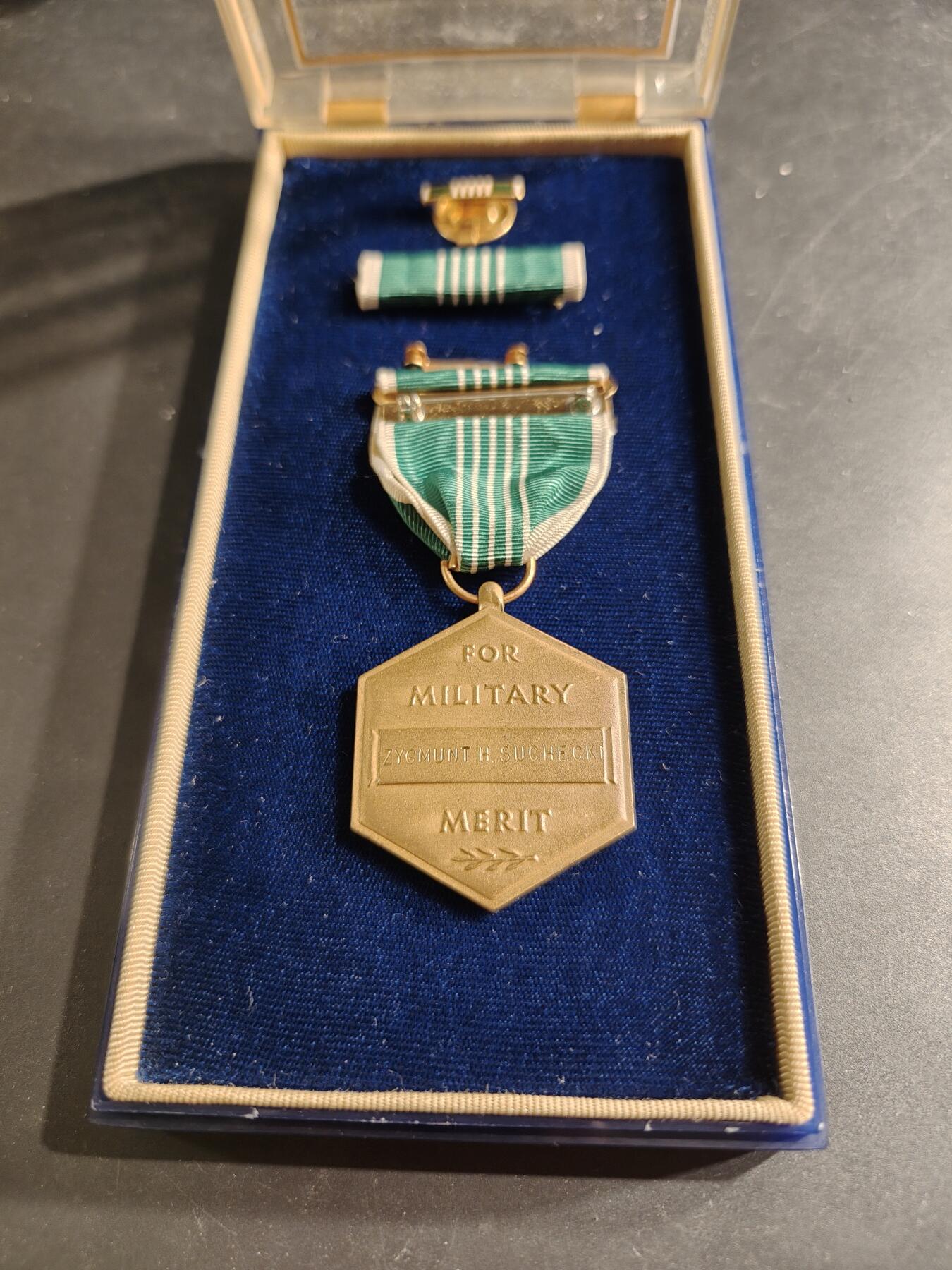 老王徽章第186期 美国陆军军事功绩奖章 原盒带略和珐琅略 少见全套   实发带名字