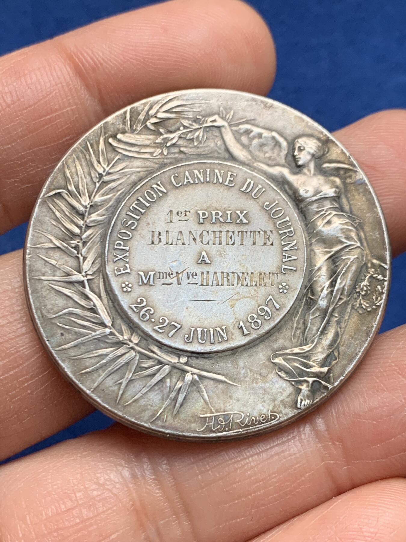 《竞宝斋》第469场 周日，周一 2场连拍 （全场包邮）欢迎送拍 1897年法国犬类博览会纪念银章 34.7克 40.4mm 丰饶角银标