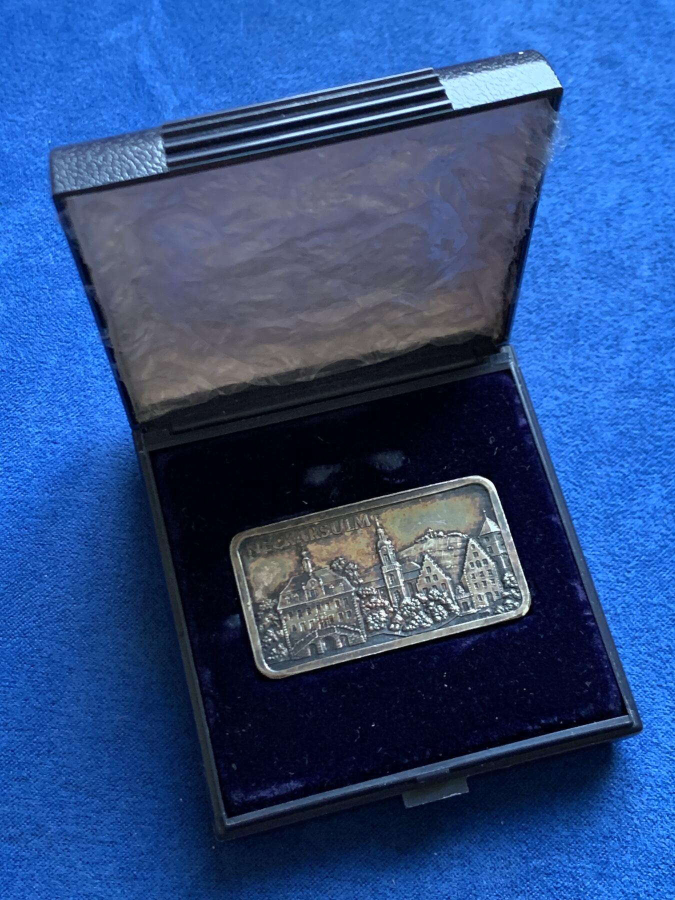 《竞宝斋》第469场 周日，周一 2场连拍 （全场包邮）欢迎送拍 德国巴登-符腾堡州内卡苏尔姆银质纪念方章 31克 23.5*42mm 带盒