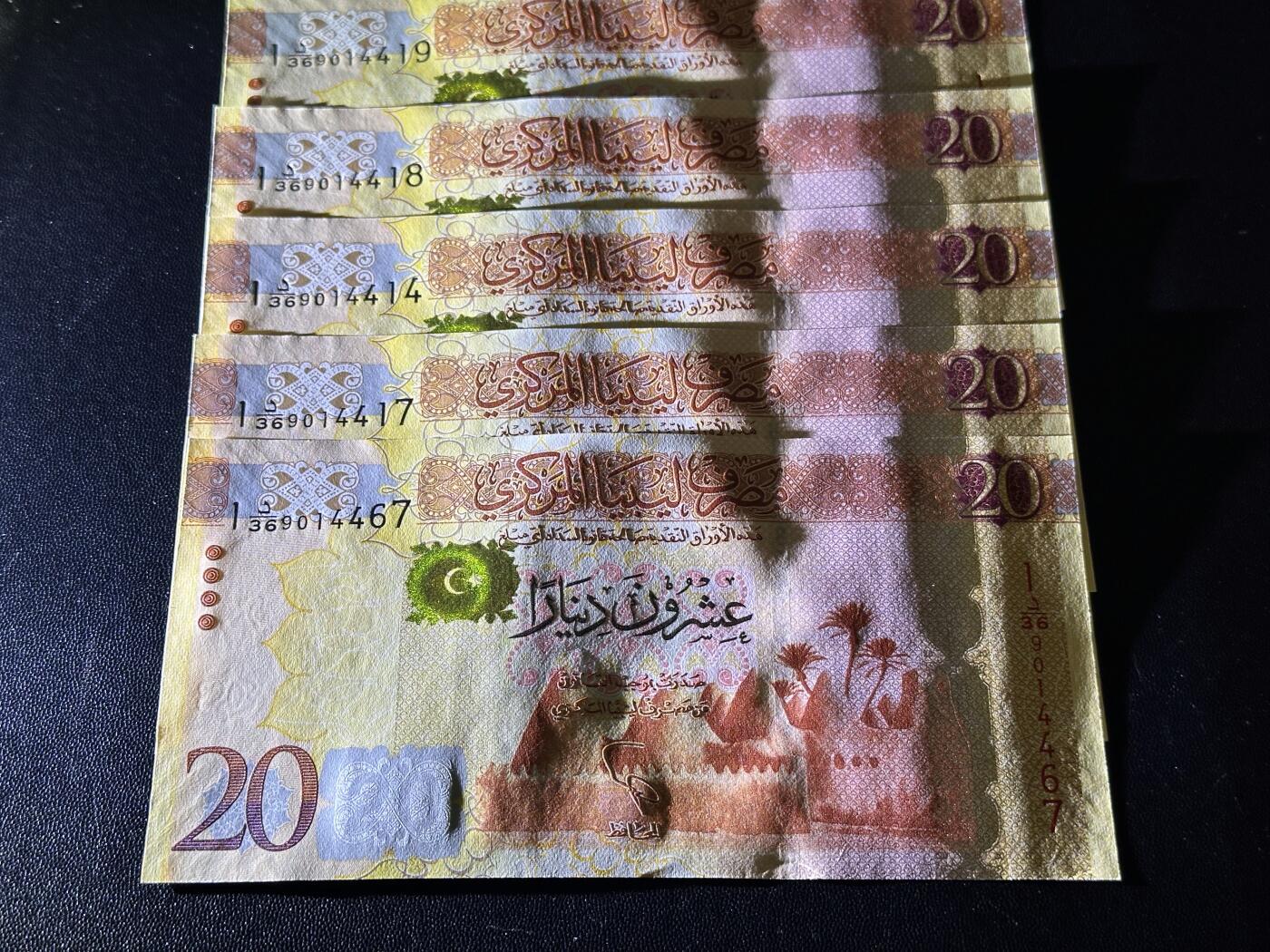 《外钞收藏家》第六百一十六期（精品场）（长期征集拍品、欢迎藏友们联系合作） 利比亚纸钞版20第纳尔 五张一起 全新UNC