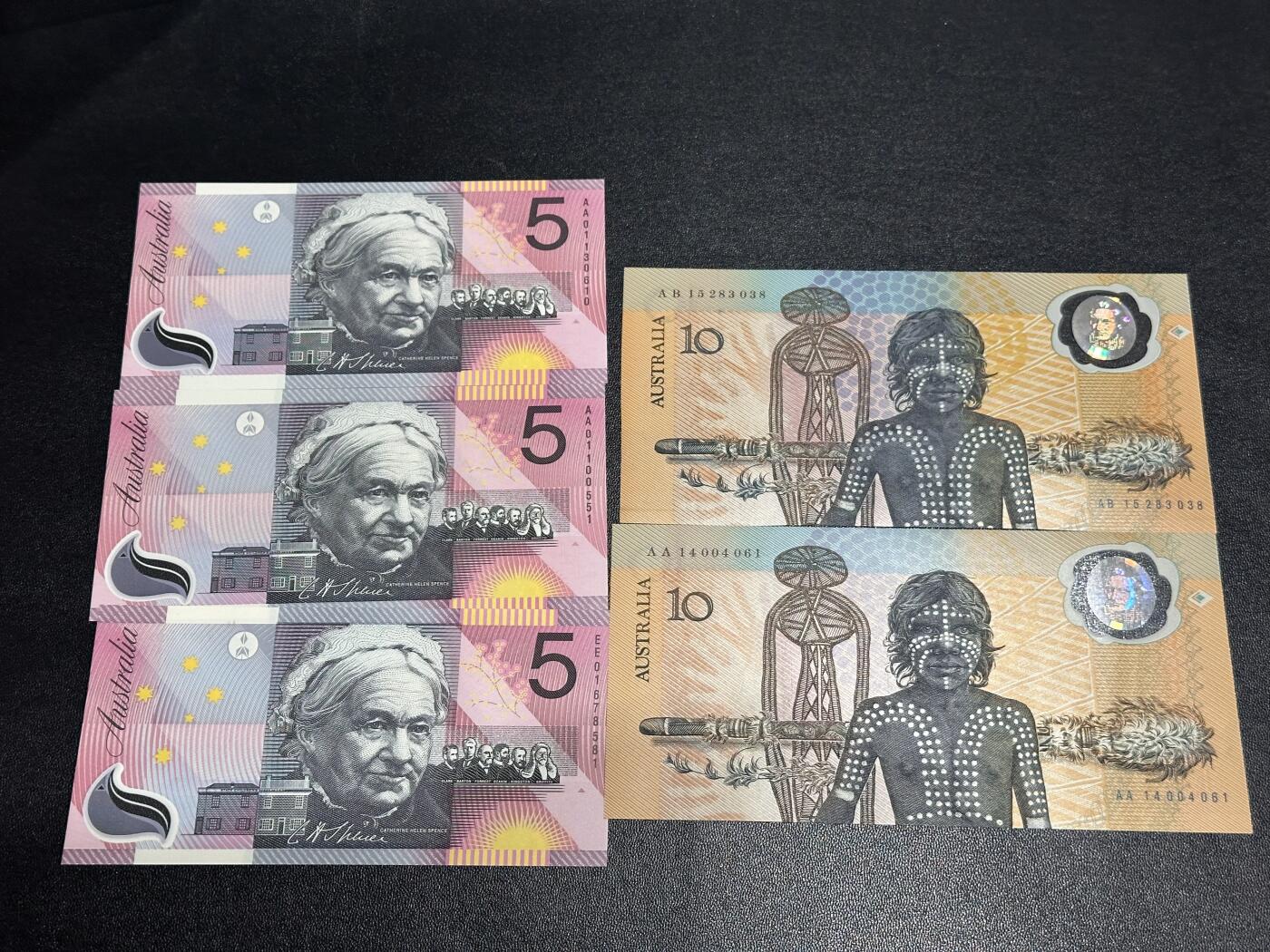 《外钞收藏家》第六百一十六期（精品场）（长期征集拍品、欢迎藏友们联系合作） 澳大利亚塑料钞5和10元 纪念钞 五张一起 全新UNC 其中三张AA冠