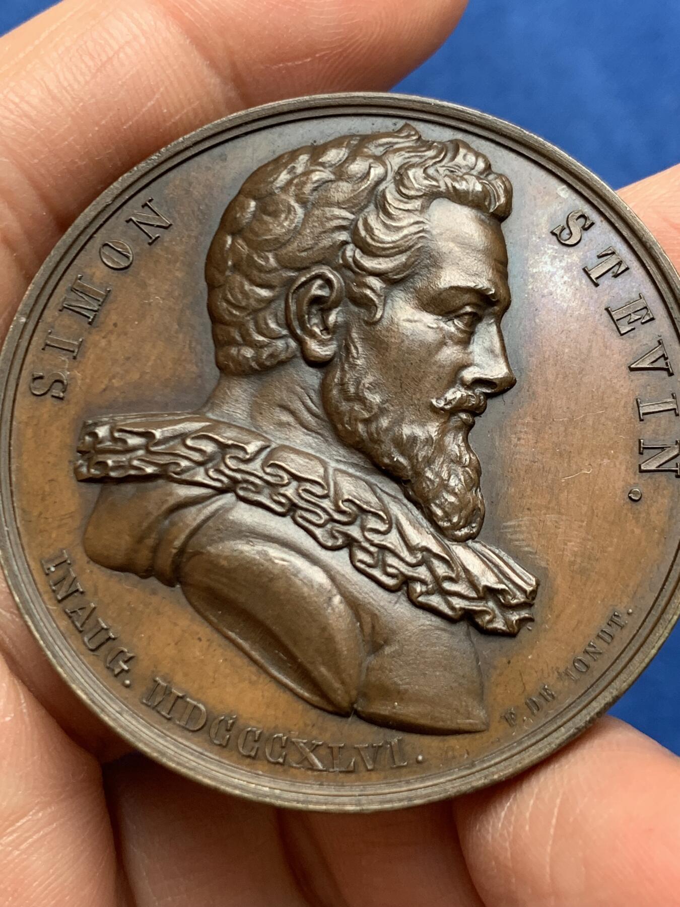 《竞宝斋》第469场 周日，周一 2场连拍 （全场包邮）欢迎送拍 科学家西蒙.史迪文纪念章，数学、物理、工程和流体静力学的先驱者，双面高浮雕，品相佳，直径：47.5mm，重：59g