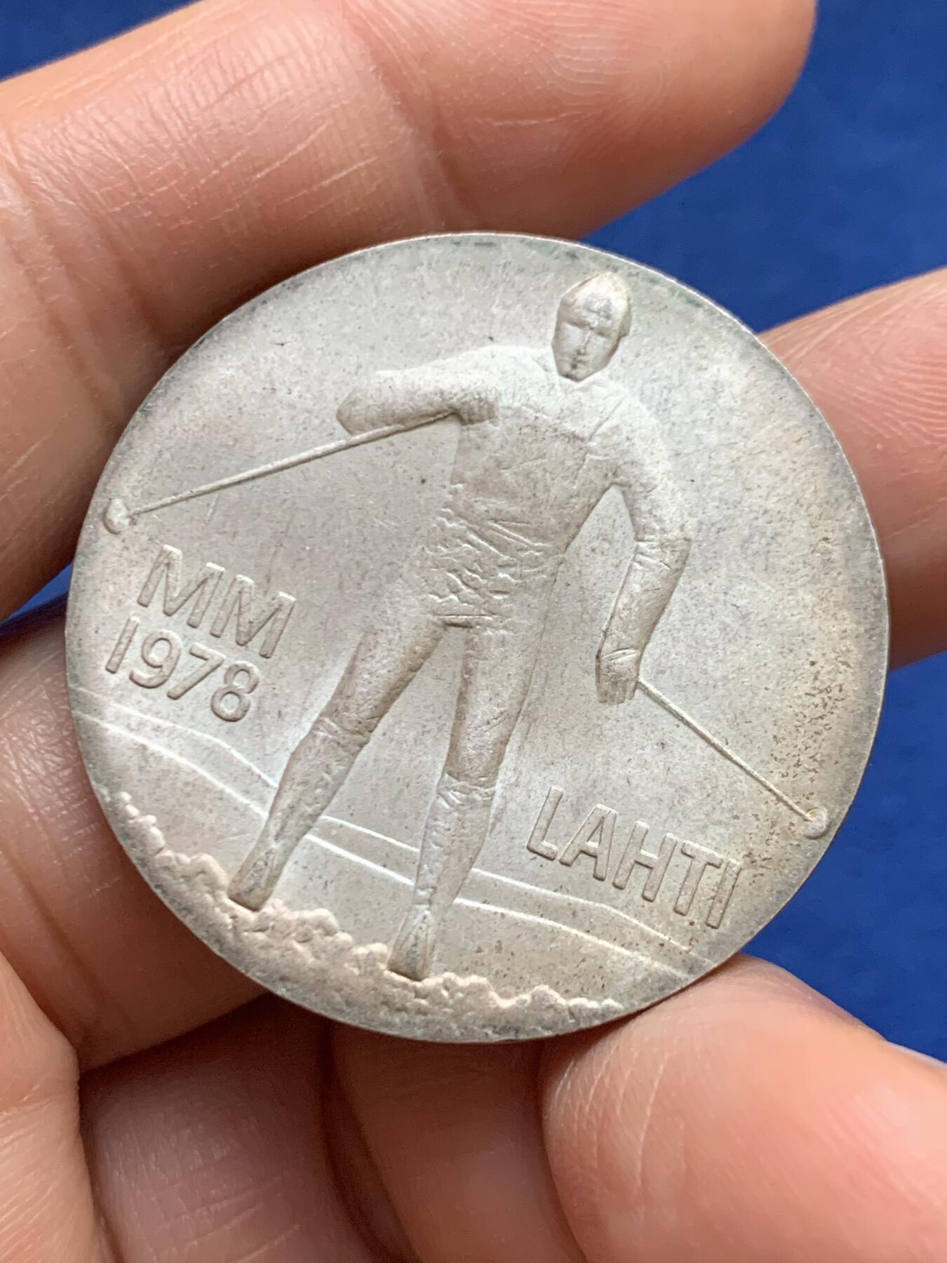 《竞宝斋》第469场 周日，周一 2场连拍 （全场包邮）欢迎送拍 芬兰1978年北欧世界滑雪锦标赛25马克纪念银币 26.35克