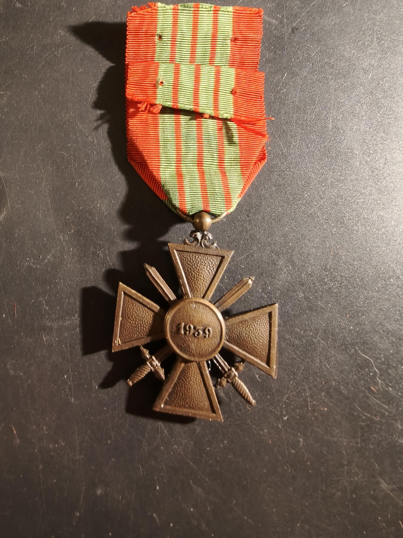 老王徽章第186期 法国1939版战争十字奖章    二颗铜棕榈、一颗铜星勋饰