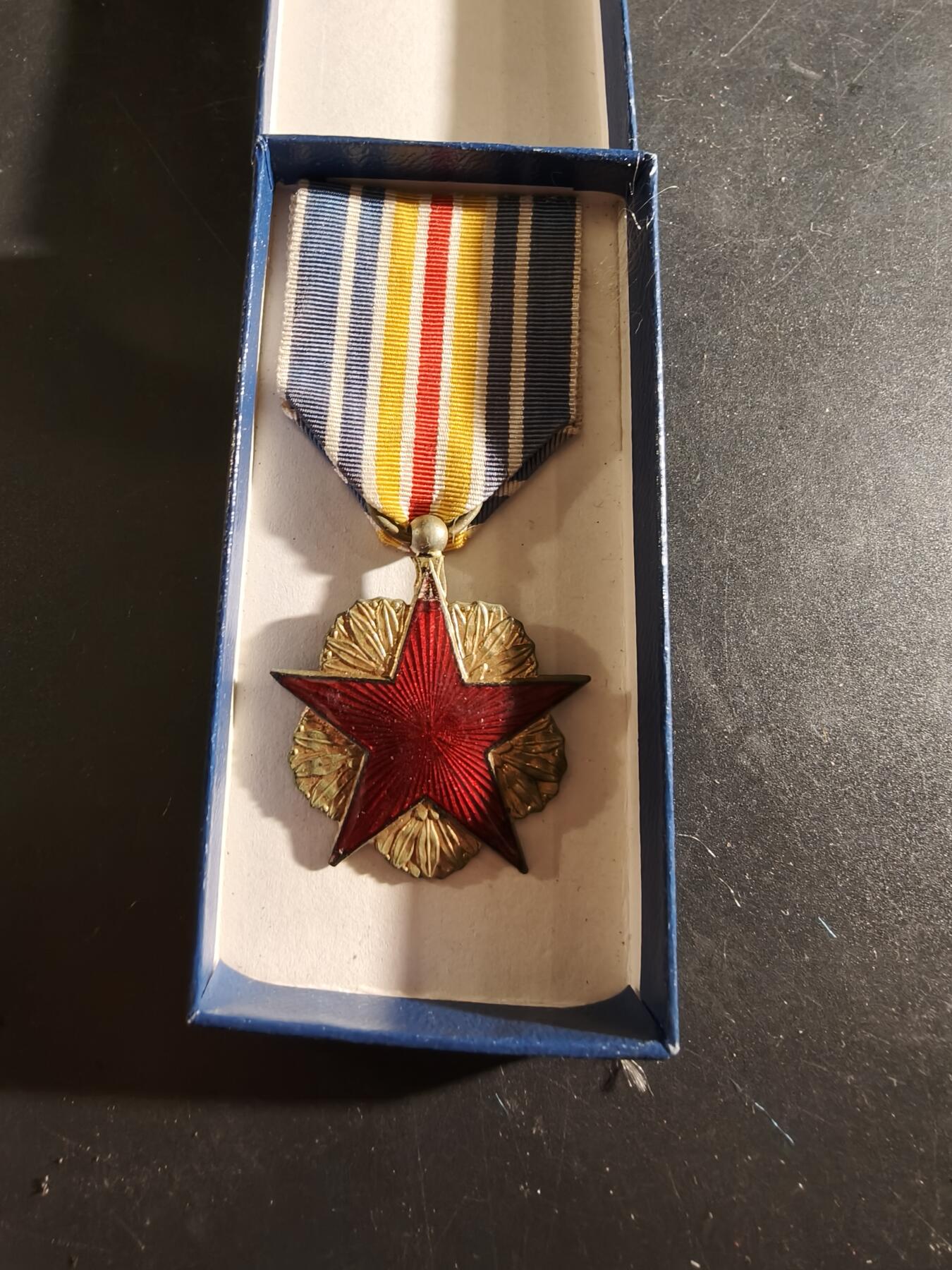 老王徽章第186期 法国战伤奖章    带纸盒