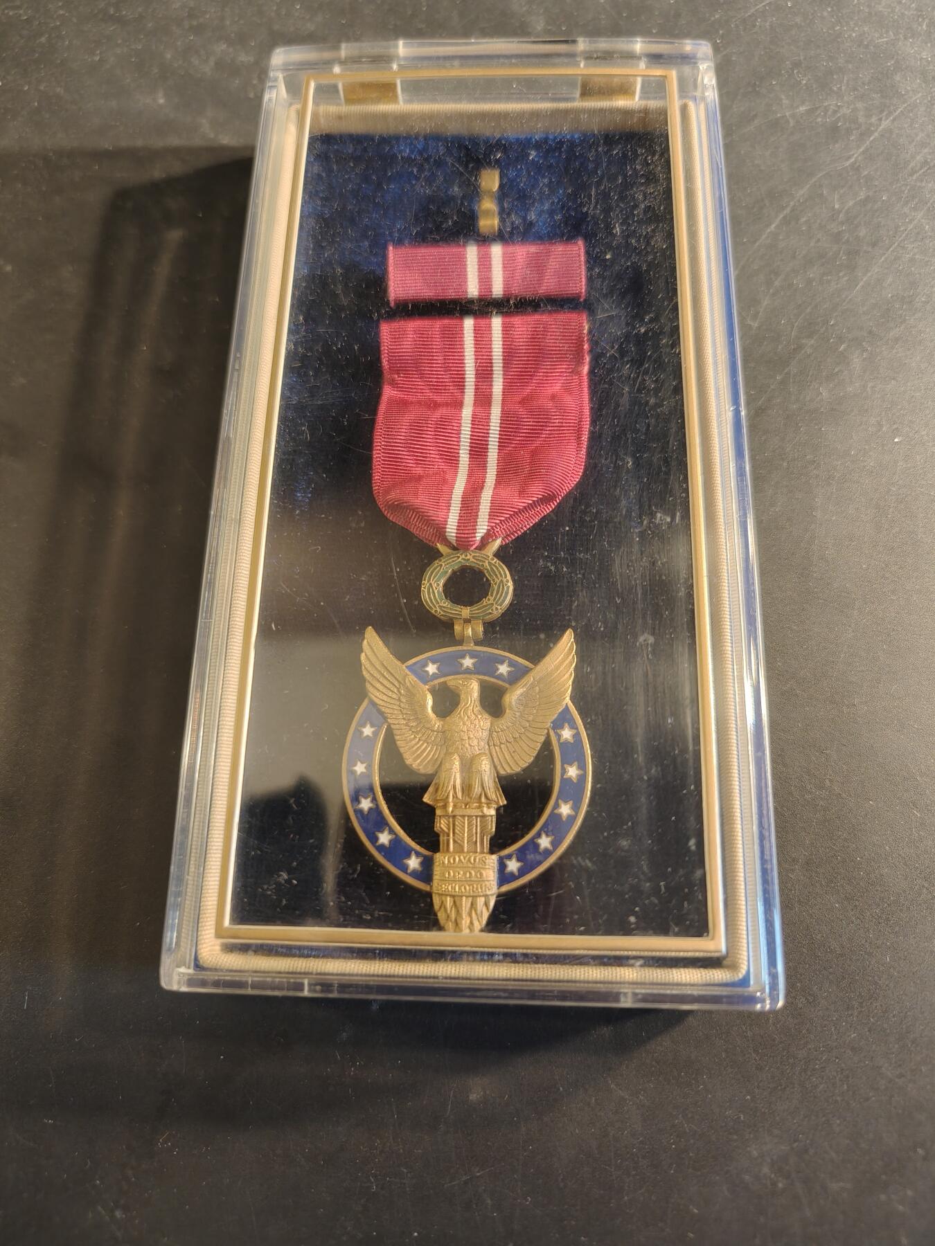 老王徽章第186期 美国功绩勋章    铜质珐琅   50年代时期版本    原盒带略    该章在二战时期为平民可以获得的最高荣誉，由美国总统亲自授予，第一批获得者包含M1加兰德步枪设计者约翰·加兰德   1942年-1952年仅颁发10年时期     边缘刻字