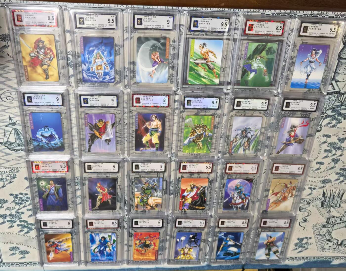 卡牌限时031期专场（21号晚21点截拍） 保粹评级1999统一小浣熊套卡，含6大恶人，水浒英雄传，北细无八字版本（99裸卡价格已上千，评级费2000），高分较多。行价5000以上。品相绝佳，98-99品送评，水浒卡角有轻微磨白，9分以上卡75张，9.5分32张。十分难得了。20多年前的卡，保存至今，高分实属难得，即便现在很多卡拆开全新品相送评也只能评级到9分。