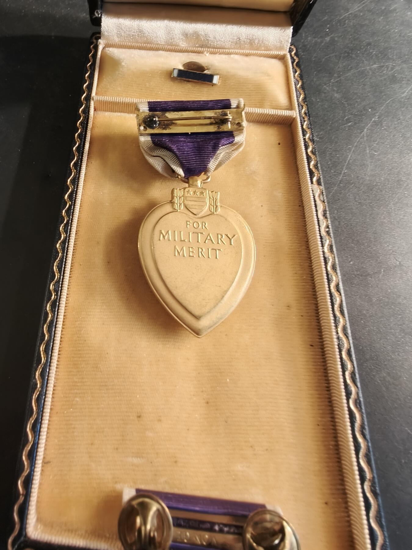 老王徽章第186期 美国紫心勋章 原盒带略和珐琅略 少见全套   二战时期版本