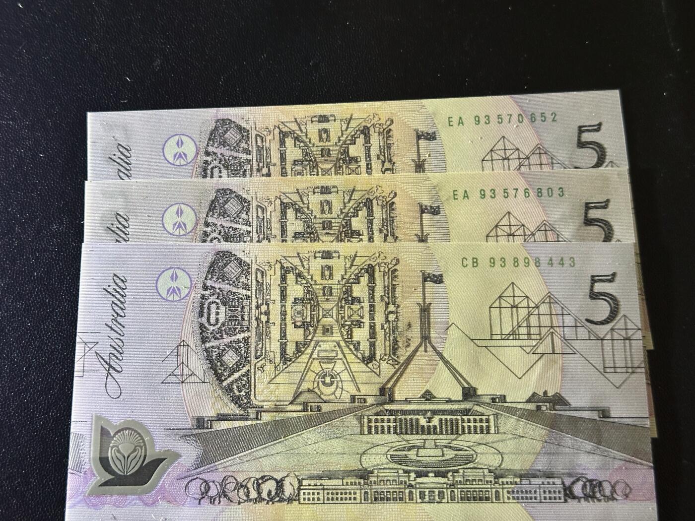 《外钞收藏家》第六百一十六期（精品场）（长期征集拍品、欢迎藏友们联系合作） 澳大利亚塑料钞93年5元  3张一起 全新UNC 浅色93 黑字 红字纪念钞加首发日期