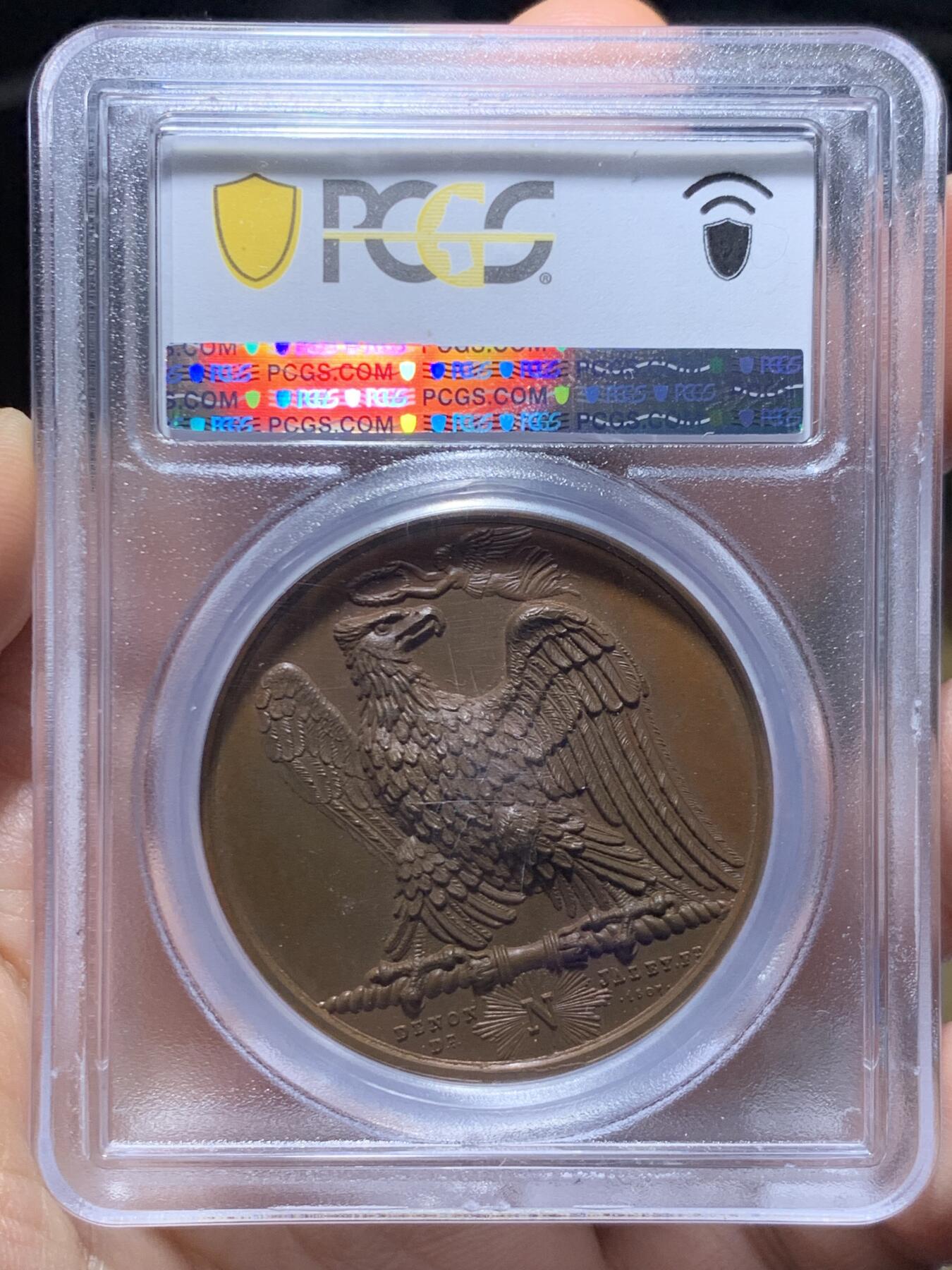 《竞宝斋》第469场 周日，周一 2场连拍 （全场包邮）欢迎送拍 PCGS SP65 冠军分！法国1807年拿破仑一世年度胜利原铸铜章 巴黎造币厂 巧克力包浆 帝国之鹰展翅爪子锋利 紧紧攥住矗立于N记雷电权杖之上 目光锐利如炬 羽翼丰满 丝缕清晰细节感人 作为拿皇的拟人化象征 接受上空胜利女神飞舞空中送来月桂花环为其加冕 作为年度总结庆祝过去的一年中军队获取的胜利 稀少珍贵品种 加厚盒