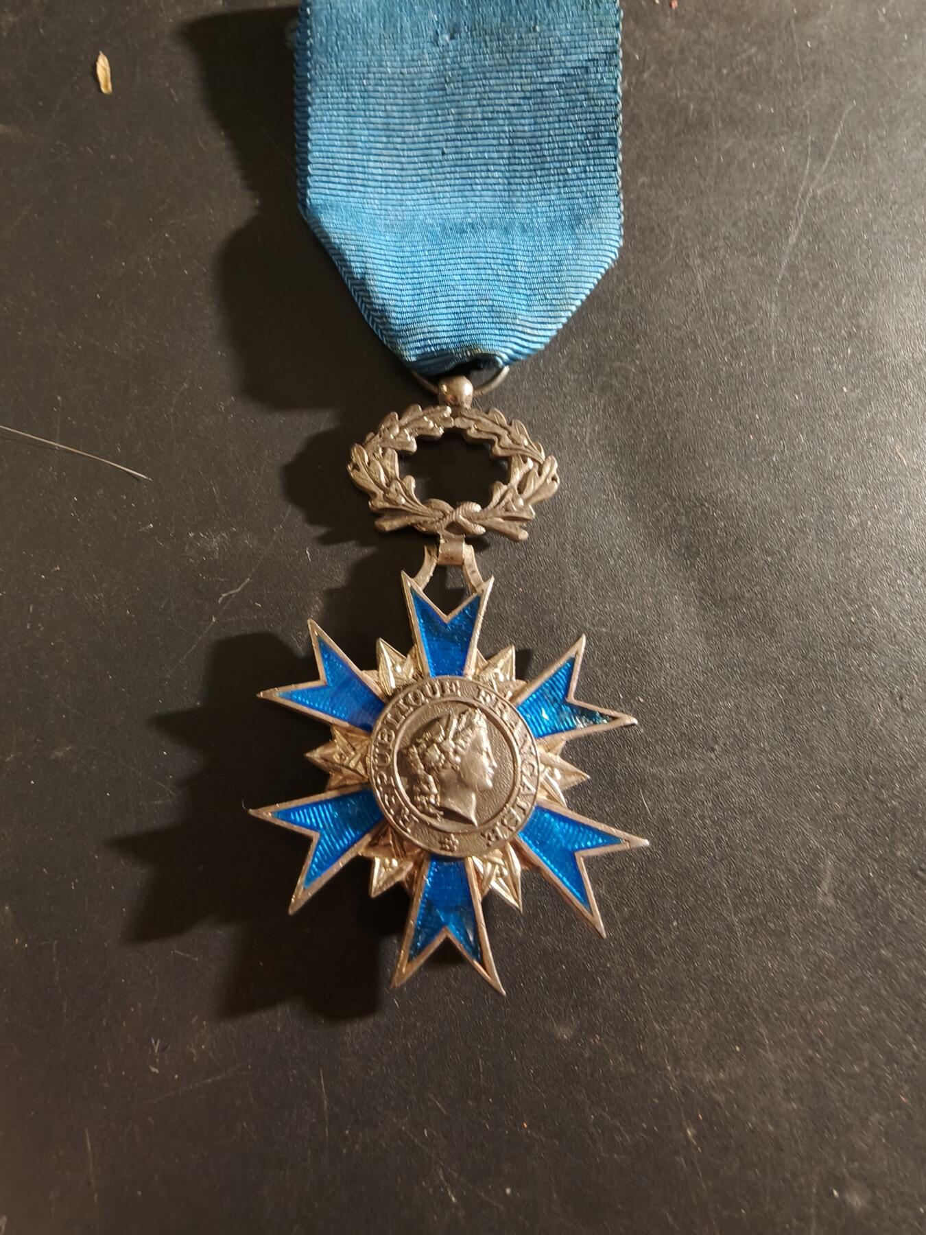 老王徽章第186期 法国骑士级国家功勋勋章    原盒   950银质珐琅   24.2g