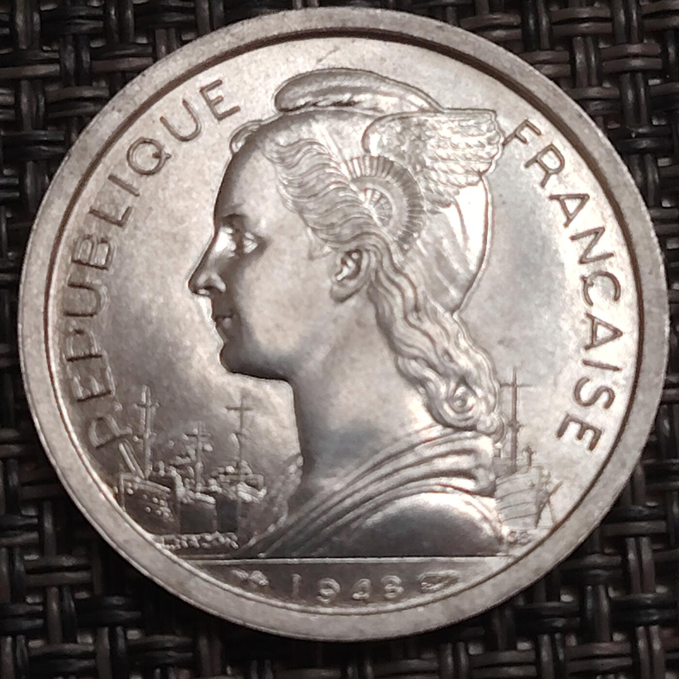 布加迪🐬～世界钱币(上海)🌾第 280 期 /  各国套币和散币 法属留尼汪🇷🇪 1948年 2法郎 原光铝币 甘蔗林图案