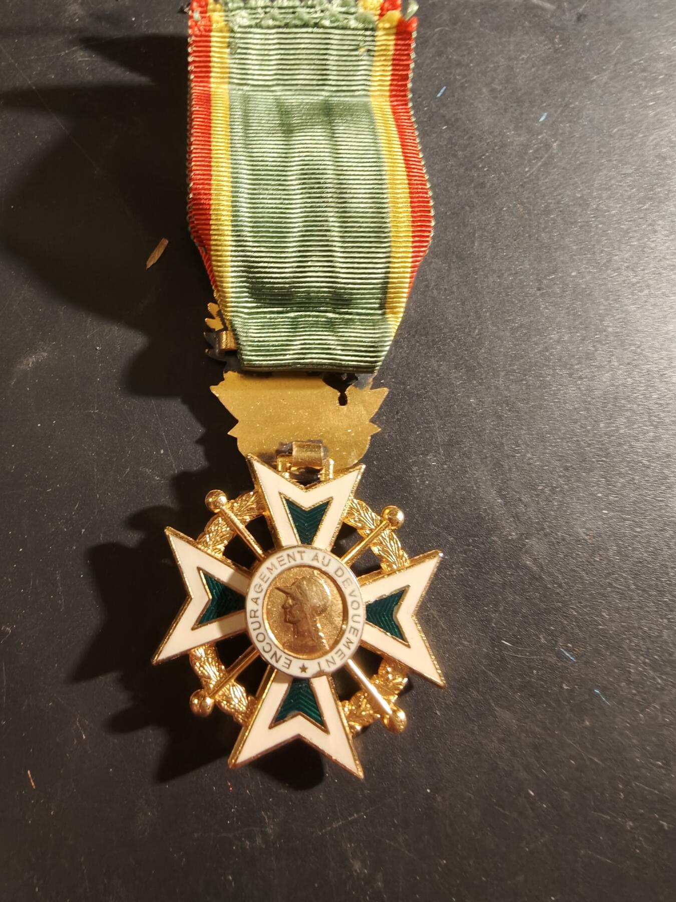 老王徽章第186期 法国军官级鼓励奉献协会勋章     原盒