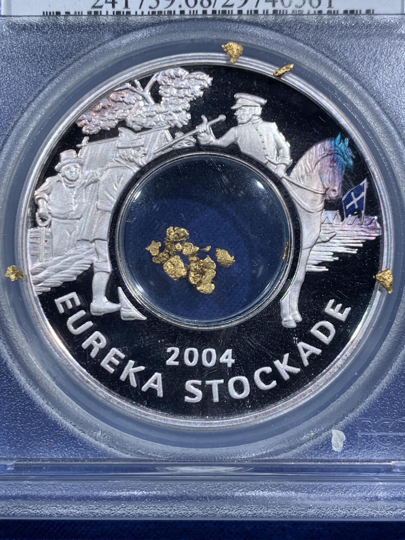 《竞宝斋》第469场 周日，周一 2场连拍 （全场包邮）欢迎送拍 PCGS PR68DCAM 澳大利亚2004年尤里卡堡垒150周年纪念精制银币 带金沙 999银 28.349克 铸造量11138枚 由珀斯造币厂发行 加厚盒 带木盒 细节见图