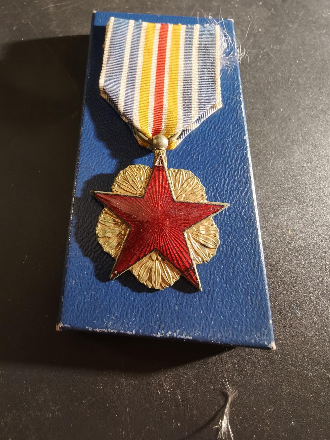 老王徽章第186期 法国战伤奖章    带纸盒