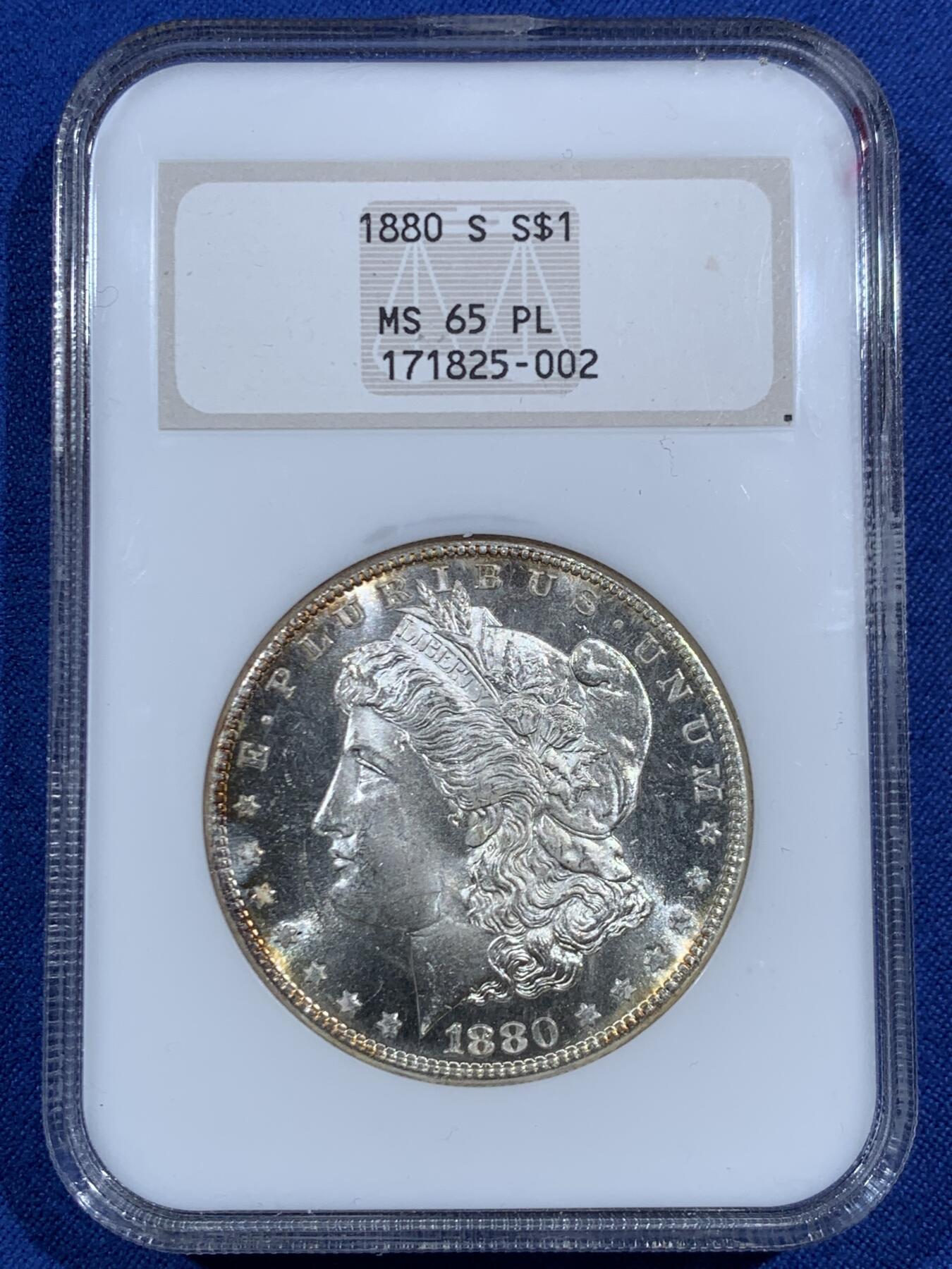 《竞宝斋》第469场 周日，周一 2场连拍 （全场包邮）欢迎送拍 NGC MS65PL 美国1880s摩根银币 ngc老盒子 镜面感十足，胜过大部分pl摩根，转光丝滑，两面边缘黄油彩实属难得，老盒溢价＋超强镜面观感