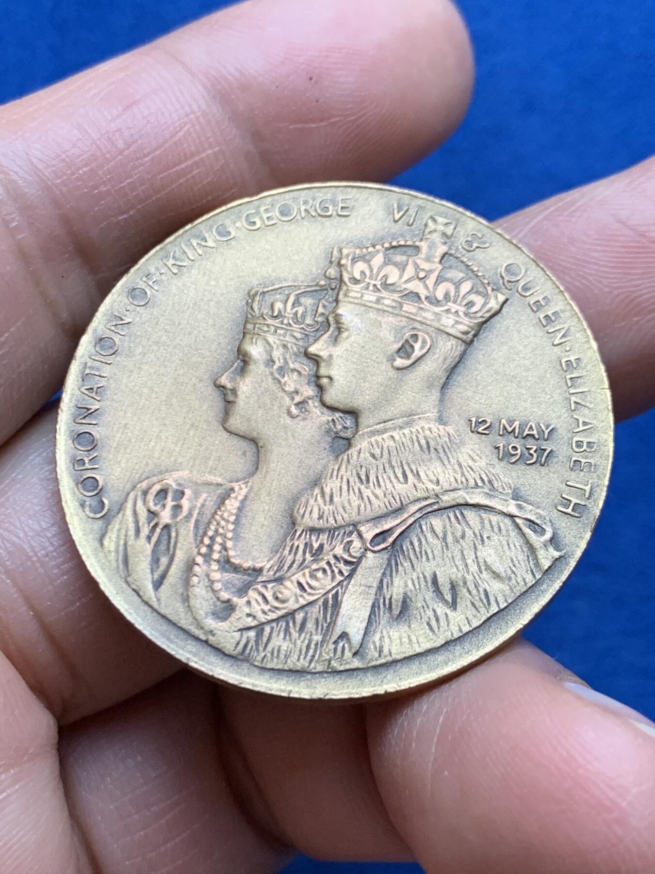 《竞宝斋》第469场 周日，周一 2场连拍 （全场包邮）欢迎送拍 英国1937年乔治六世登基纪念铜章，背面为英帝国中各个殖民地手拉手的图景，带原盒，19.3克，38.1mm