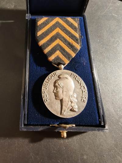 老王徽章第186期 - 法国矿业协会功绩奖章    原盒    950银    17.4g