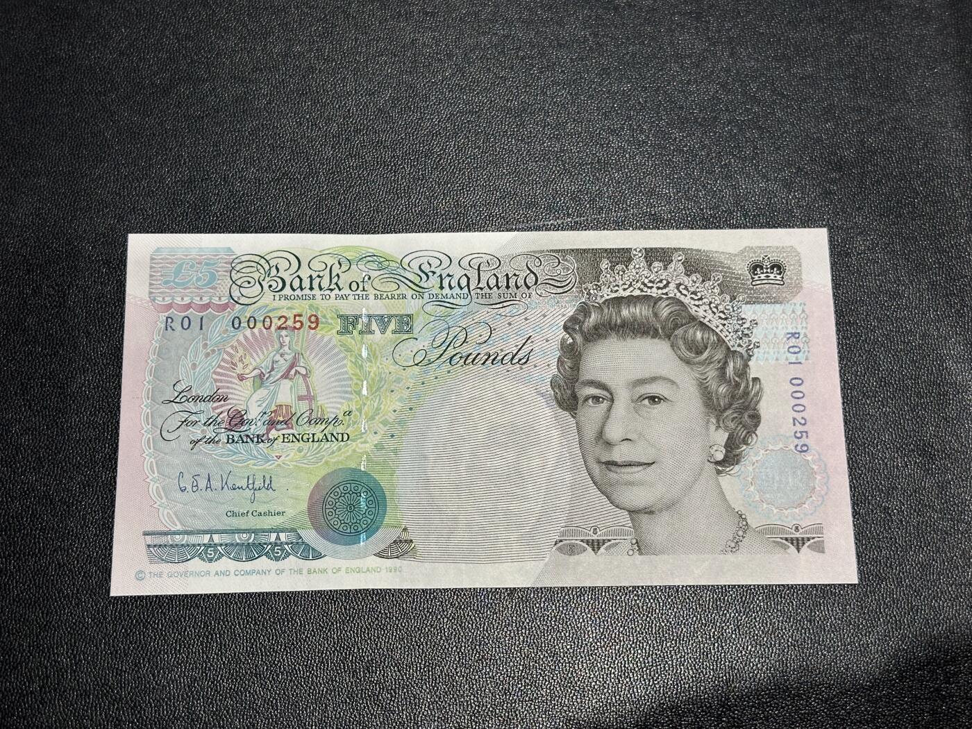 《外钞收藏家》第六百一十六期（精品场）（长期征集拍品、欢迎藏友们联系合作） 英国E序略5镑 皇冠 初版 R01冠 百位号259 全新