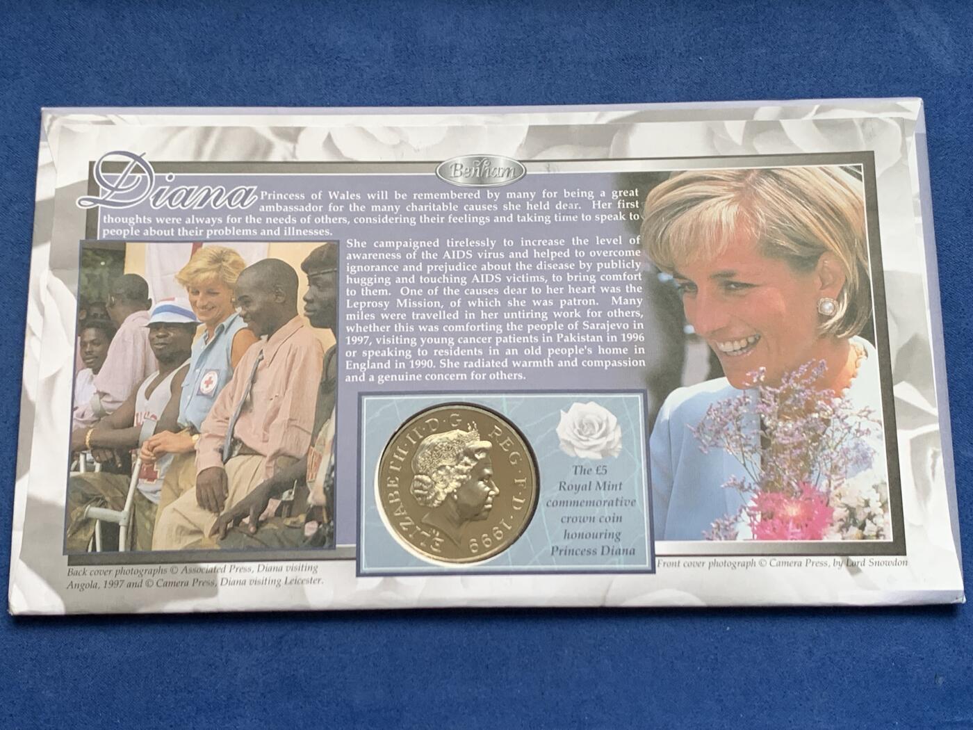 《竞宝斋》第469场 周日，周一 2场连拍 （全场包邮）欢迎送拍 英国1999年戴安娜王妃5镑纪念币，邮币封，附5张邮票和邮封