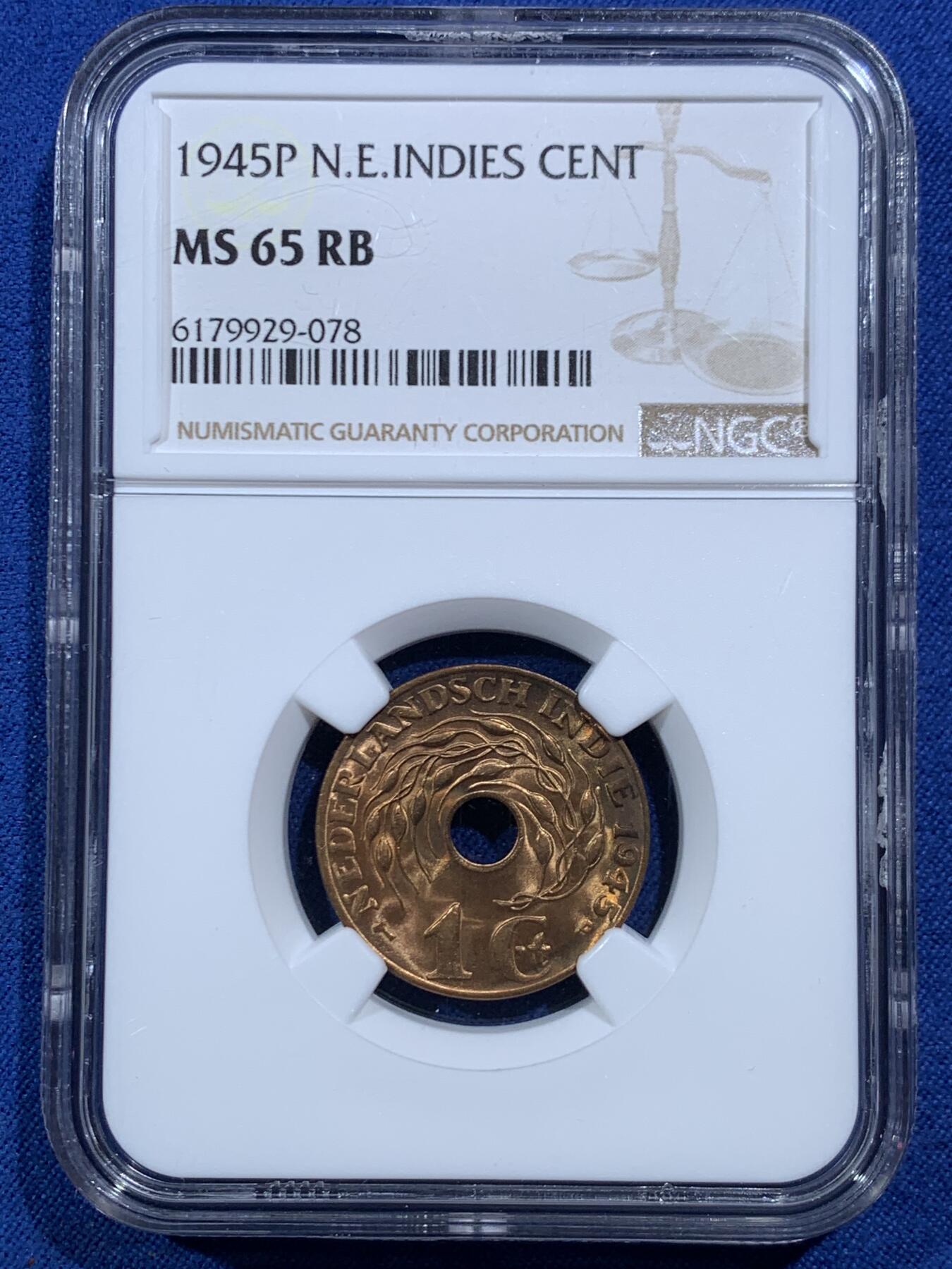 《竞宝斋》第469场 周日，周一 2场连拍 （全场包邮）欢迎送拍 NGC MS65RB 荷属东印度1945年一分，有趣的中孔铜币，BU好品