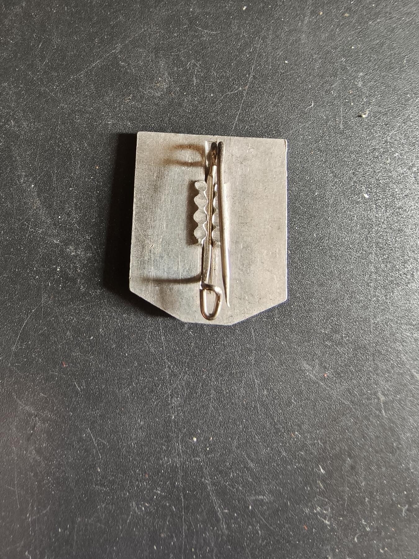 老王徽章第186期 德三冬季工厂 1937-1938 杜塞尔多夫地区“我们的牺牲”证章