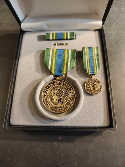 老王徽章第186期 - 美国韩国防卫奖章 原盒带略、珐琅略和迷你章 少见全套