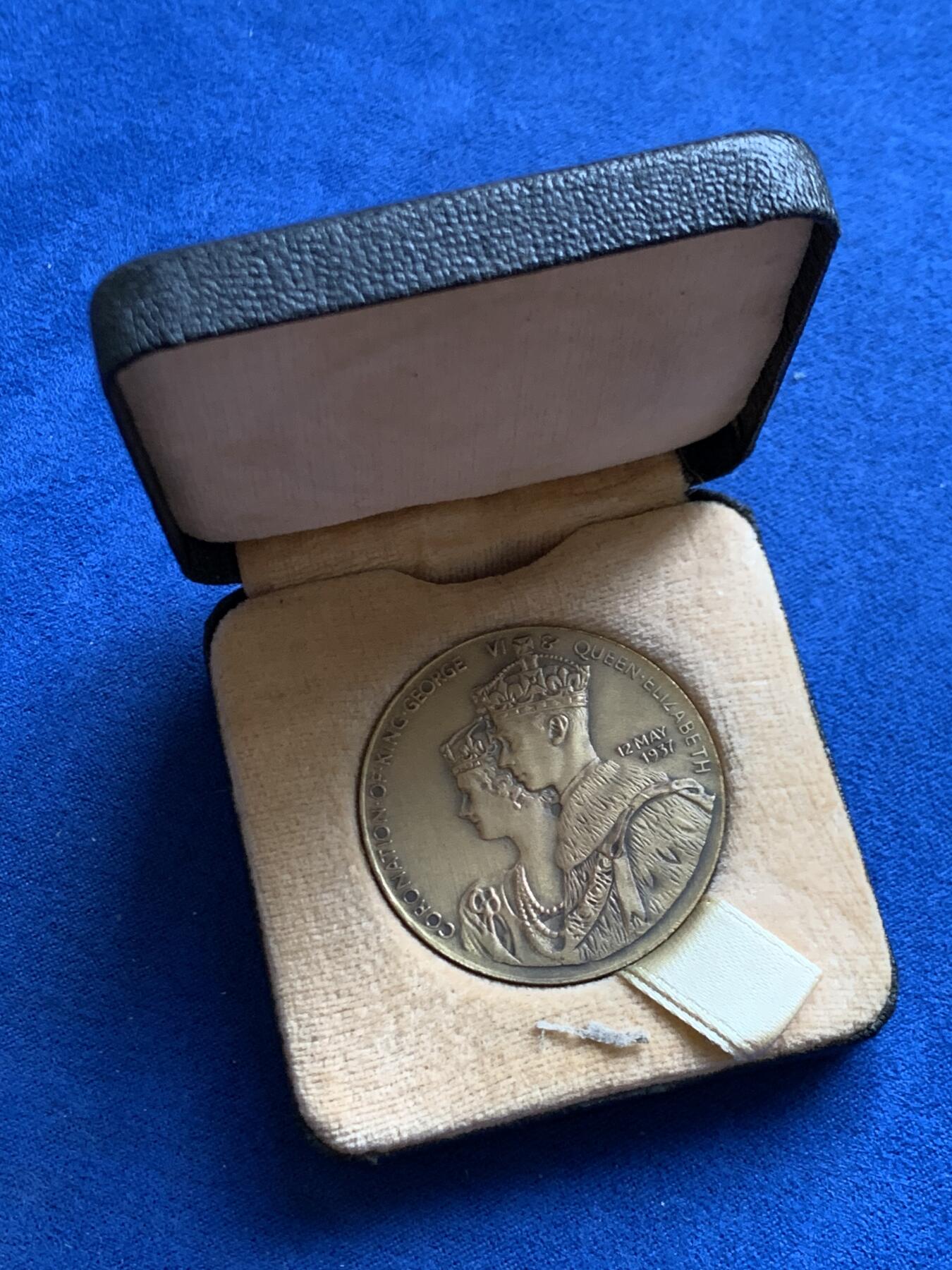 《竞宝斋》第469场 周日，周一 2场连拍 （全场包邮）欢迎送拍 英国1937年乔治六世登基纪念铜章，背面为英帝国中各个殖民地手拉手的图景，带原盒，19.3克，38.1mm