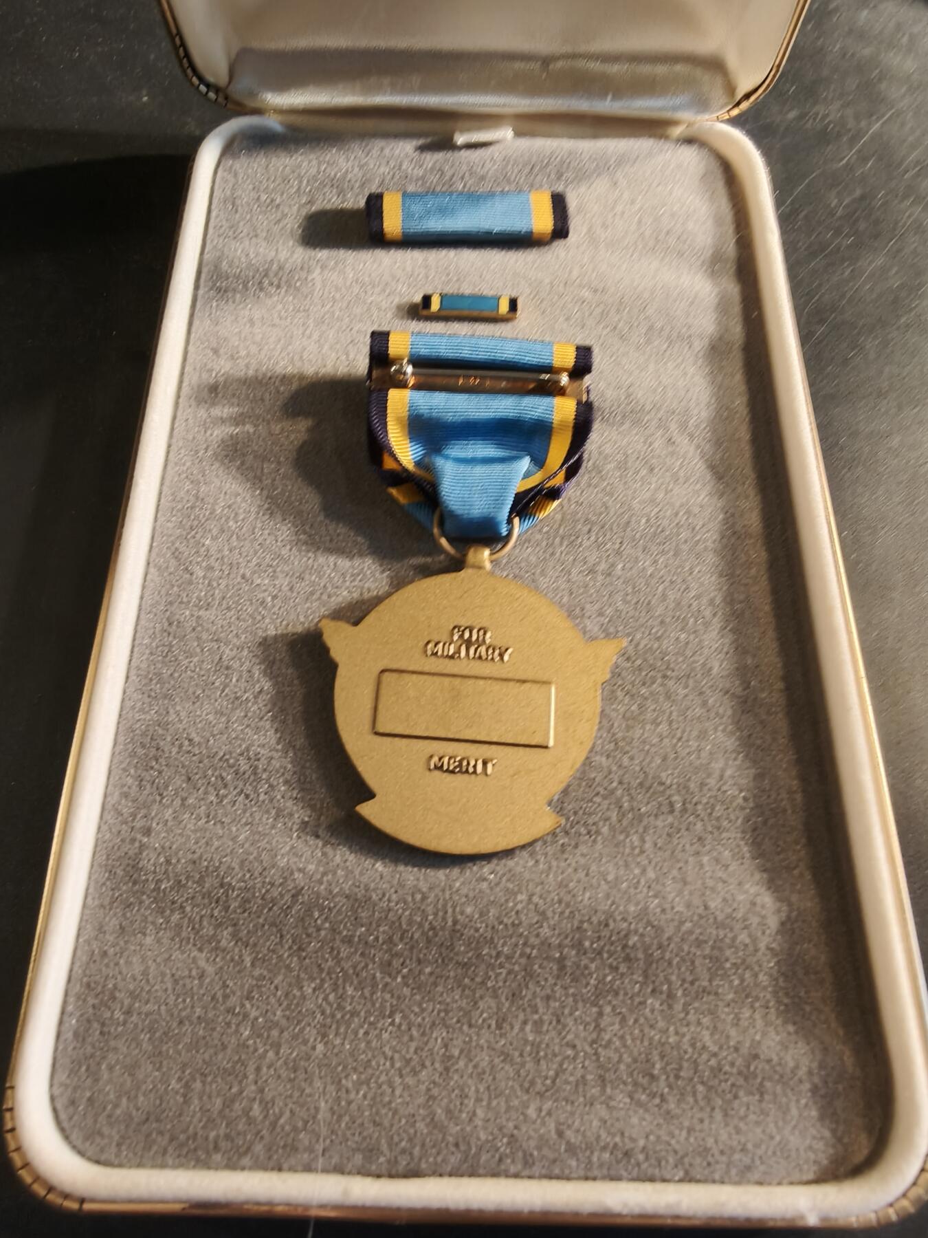 老王徽章第186期 美国空军空中成就奖章 原盒带略和珐琅略 少见全套