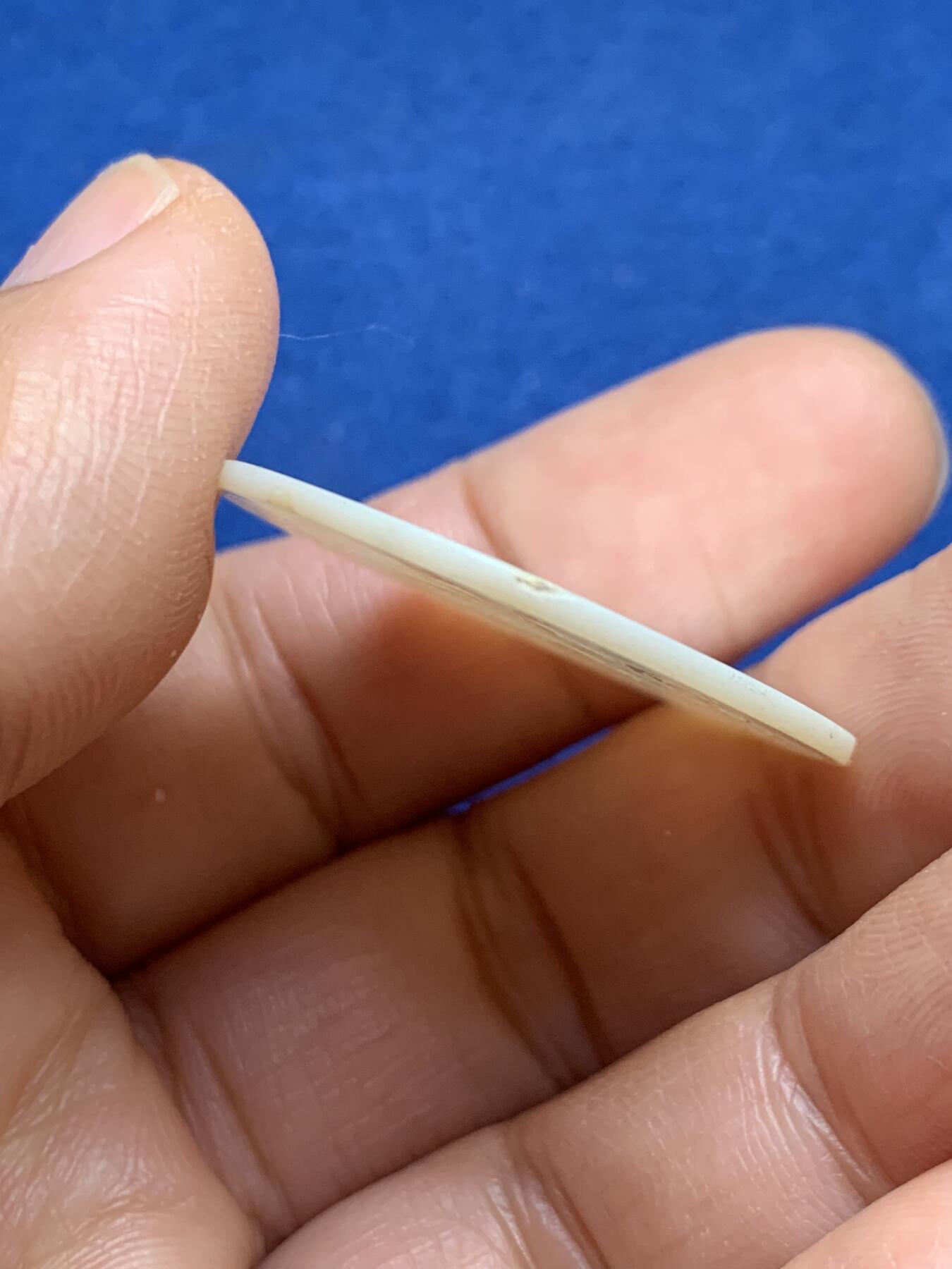 《竞宝斋》第469场 周日，周一 2场连拍 （全场包邮）欢迎送拍 英国一线回流清螺钿贝母筹码一枚，大型圆形，手工精雕，图样中西合璧，莹光宝气，大片圆形款， 细节见图