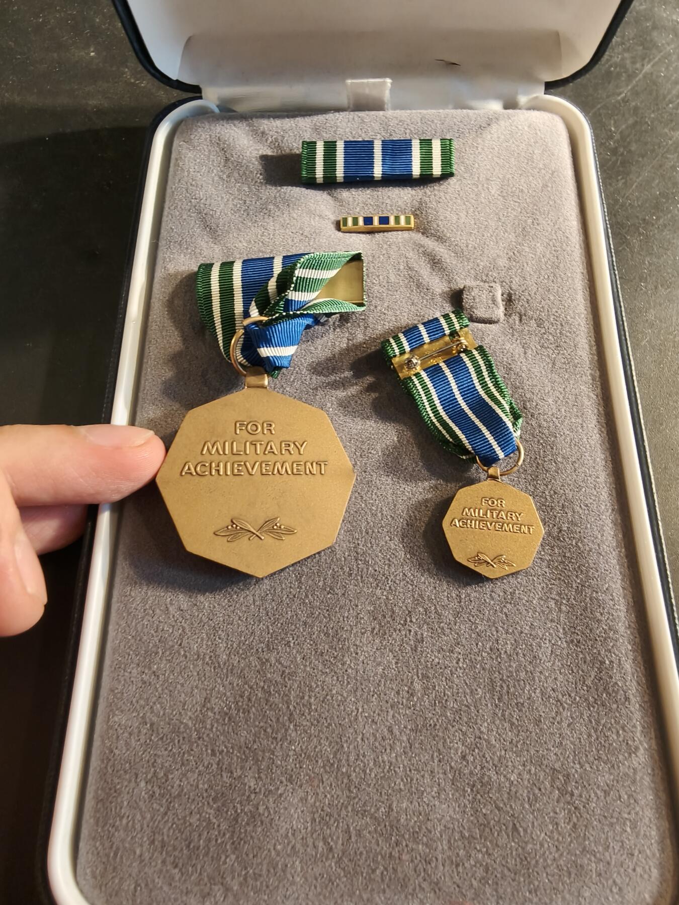 老王徽章第186期 美国军事成就奖章 原盒带略、珐琅略和迷你章 少见全套