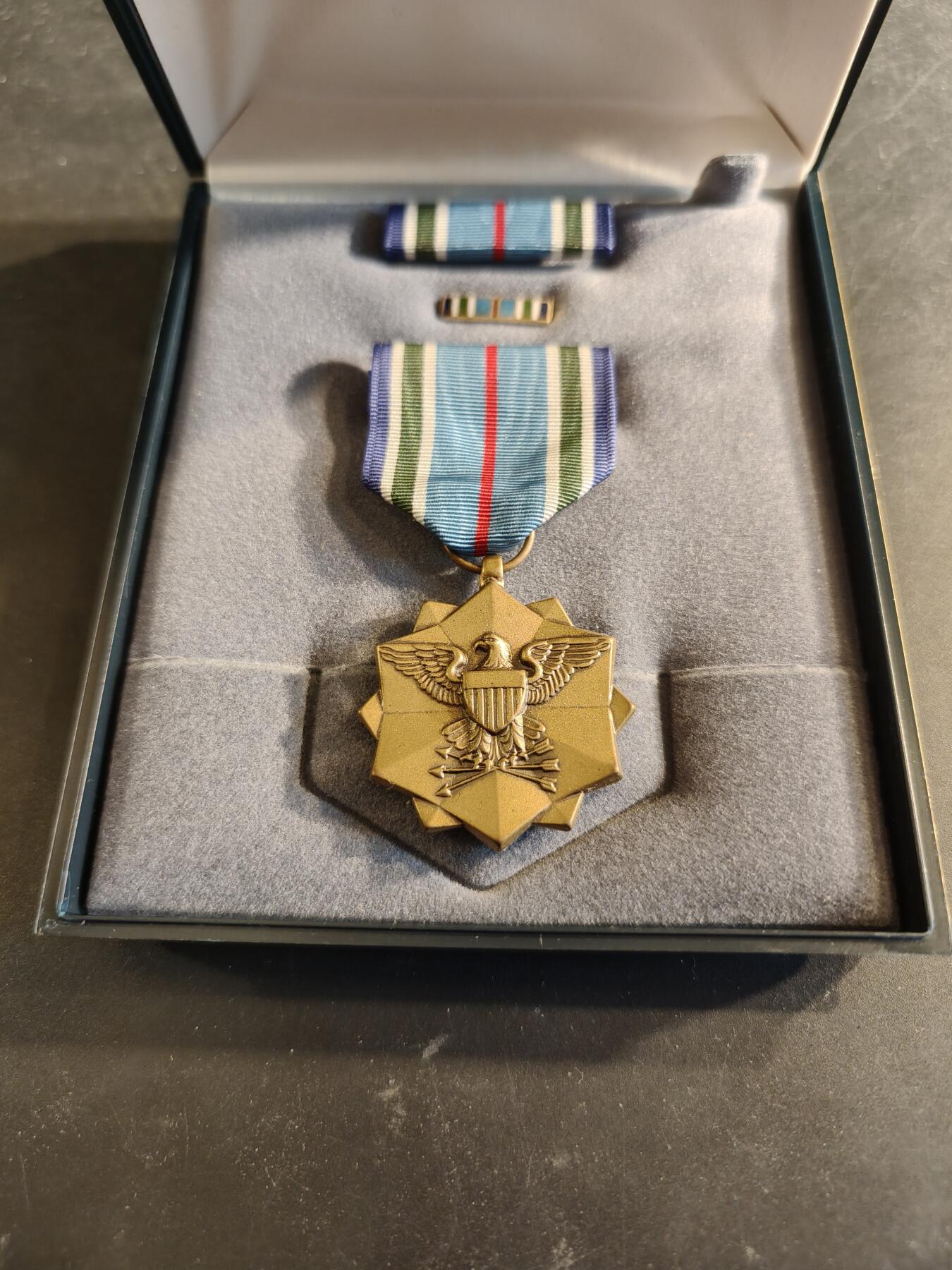 老王徽章第186期 美国三军联勤成就奖章 原盒带略和珐琅略 少见全套