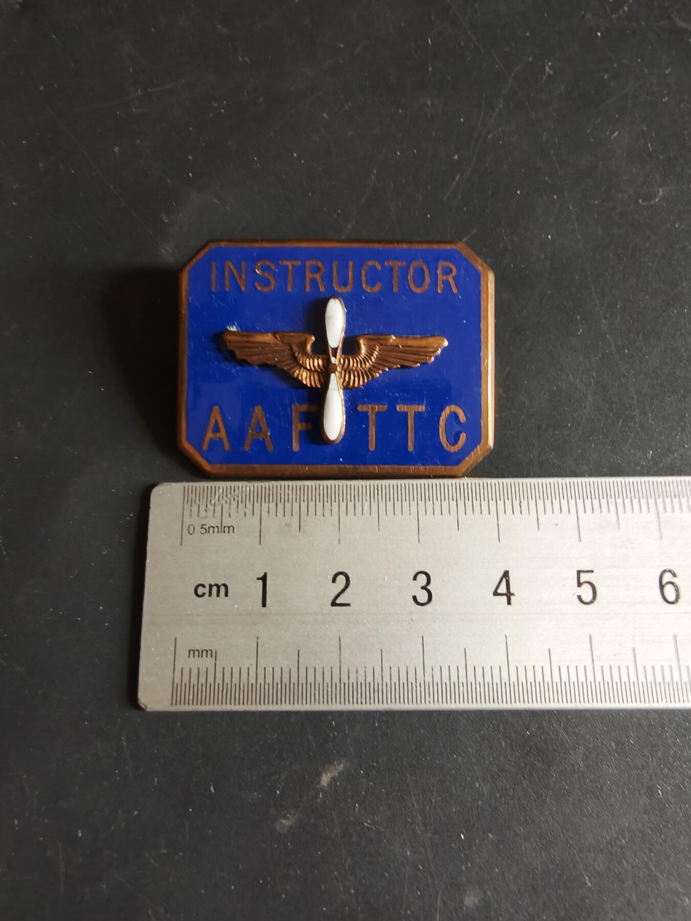 老王徽章第186期 美国陆军航空队技术训练司令部飞行教练证章     二战时期    铜质珐琅    40mm