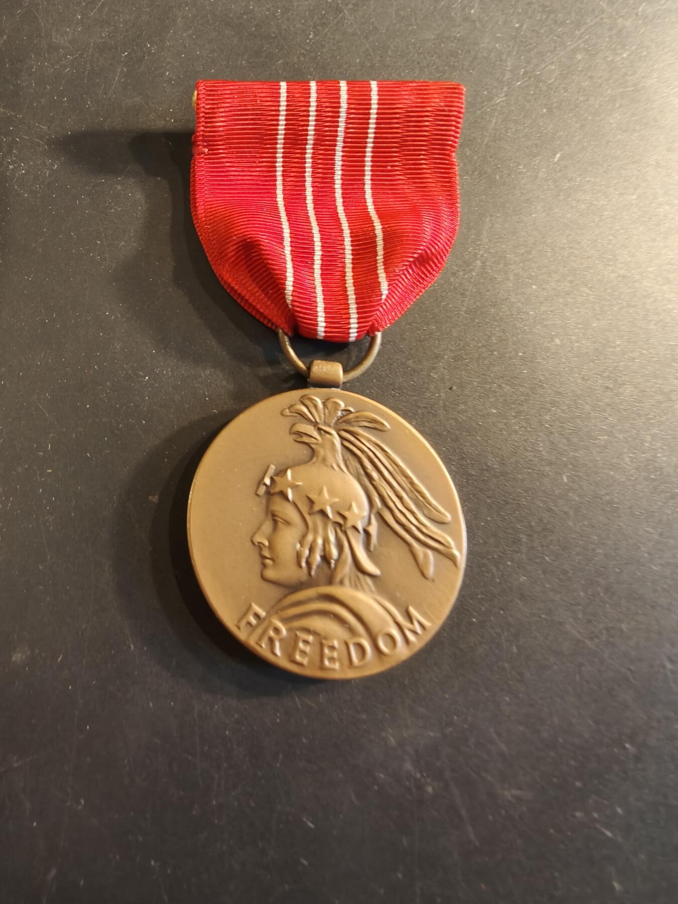 老王徽章第186期 美国自由奖章    原盒带略和珐琅略    50年代版本    1945年杜鲁门总统设立，最初旨在表彰在第二次世界大战期间及之后，对美国及其盟国的战争努力做出贡献的平民。1963年，肯尼迪总统将其重新设立并扩大了授奖范围