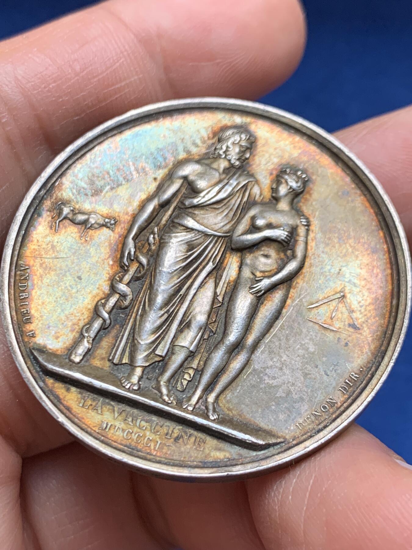 《竞宝斋》第469场 周日，周一 2场连拍 （全场包邮）欢迎送拍 法国疫苗接种纪念银章 37.3克 40.8mm 蜜蜂银标