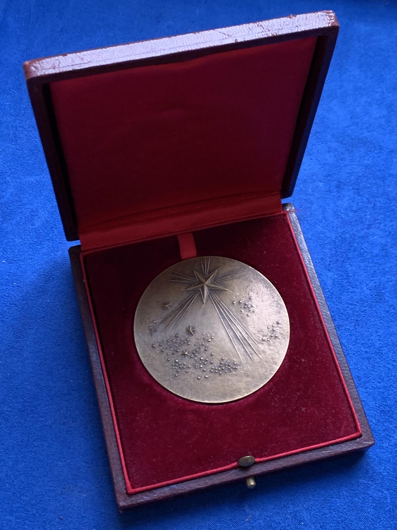 《竞宝斋》第469场 周日，周一 2场连拍 （全场包邮）欢迎送拍 星星照四方铜章 92.7克 58mm 1989 丰饶角铜标边铭 带盒