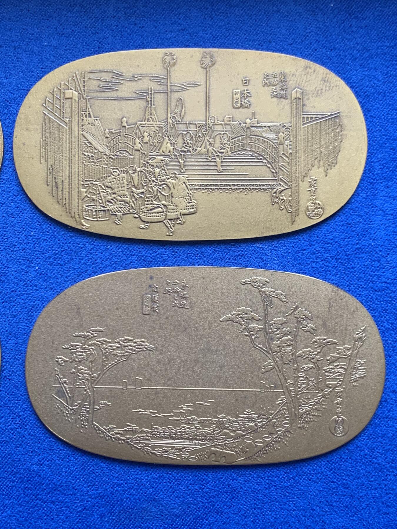 《竞宝斋》第469场 周日，周一 2场连拍 （全场包邮）欢迎送拍 四枚一组 日本1972风景小判 总重86.85克 长72.4mm 金属材质 具体不明