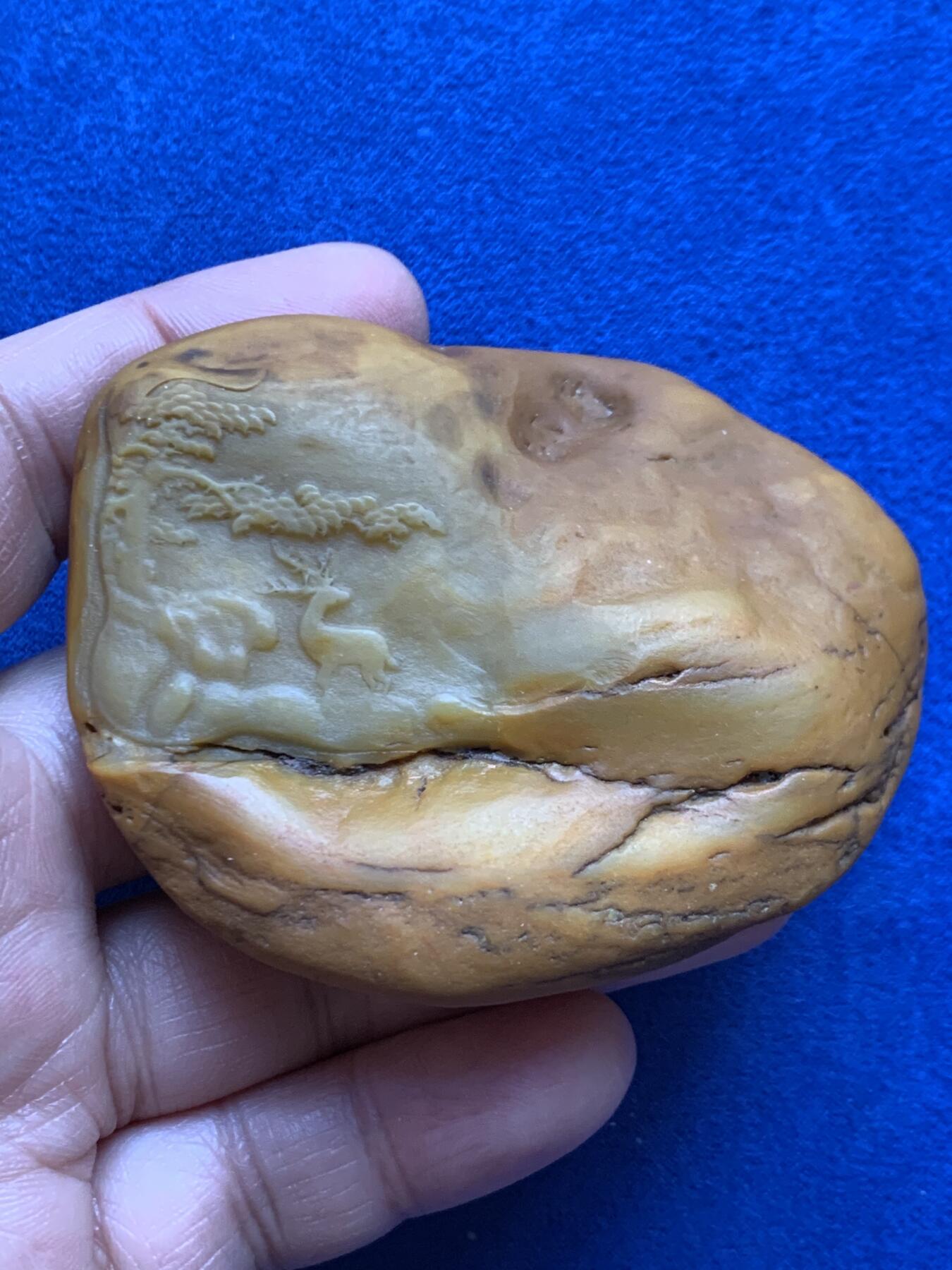 《竞宝斋》第469场 周日，周一 2场连拍 （全场包邮）欢迎送拍 黄蜡石石雕·松下鹿回首 手把件，原石巧雕，画面和原石融为一体，很有意境，原石质地很好，打灯可见肉质，重143.5克，把玩很好