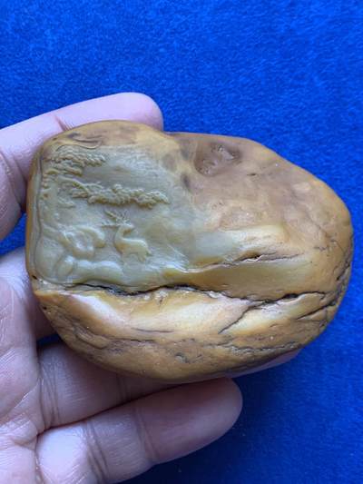 《竞宝斋》第469场 周日，周一 2场连拍 （全场包邮）欢迎送拍 - 黄蜡石石雕·松下鹿回首 手把件，原石巧雕，画面和原石融为一体，很有意境，原石质地很好，打灯可见肉质，重143.5克，把玩很好